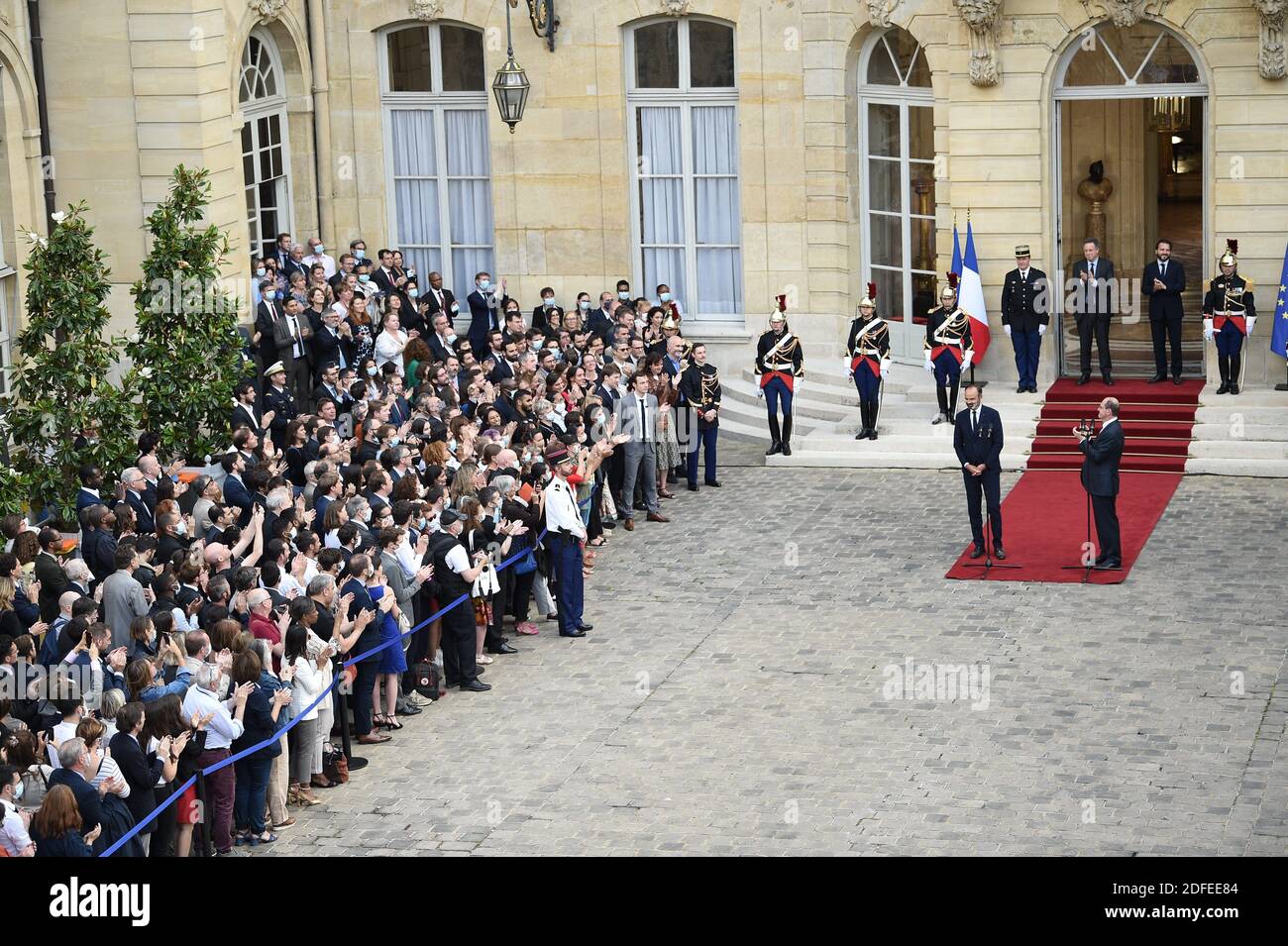 Il nuovo primo ministro francese Jean Castex è accolto dal suo predecessore Edouard Philippe all'Hotel de Matignon a Parigi, Francia, il 3 luglio 2020 durante una cerimonia ufficiale di consegna. Foto di Eliot Blondt/ABACAPRESS.COM Foto Stock