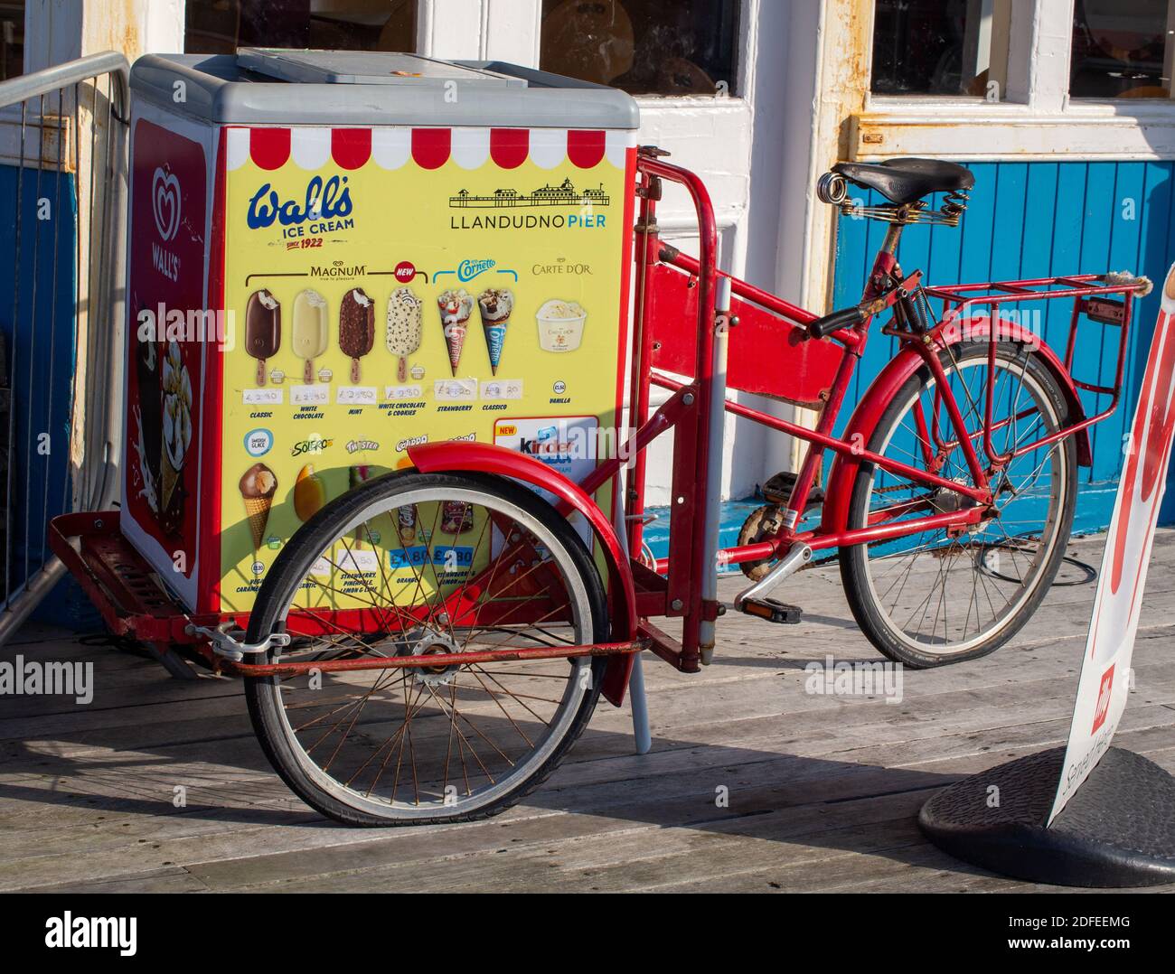 Un vecchio triciclo gelato alle pareti sul molo di Llandudno. Foto Stock