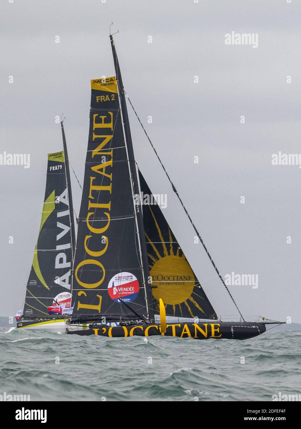 Charlie Dalin (Apivia), Armel Tripon (l’Occitane en Provence) dopo aver preso l’avvio della corsa monoscafo solista Vendee-Arctic-Les Sables d’Olonne, a Les Sables-d’Olonne, Francia occidentale, il 04 luglio 2020. Foto di Arnaud Masson/ABACAPRESS.COM Foto Stock