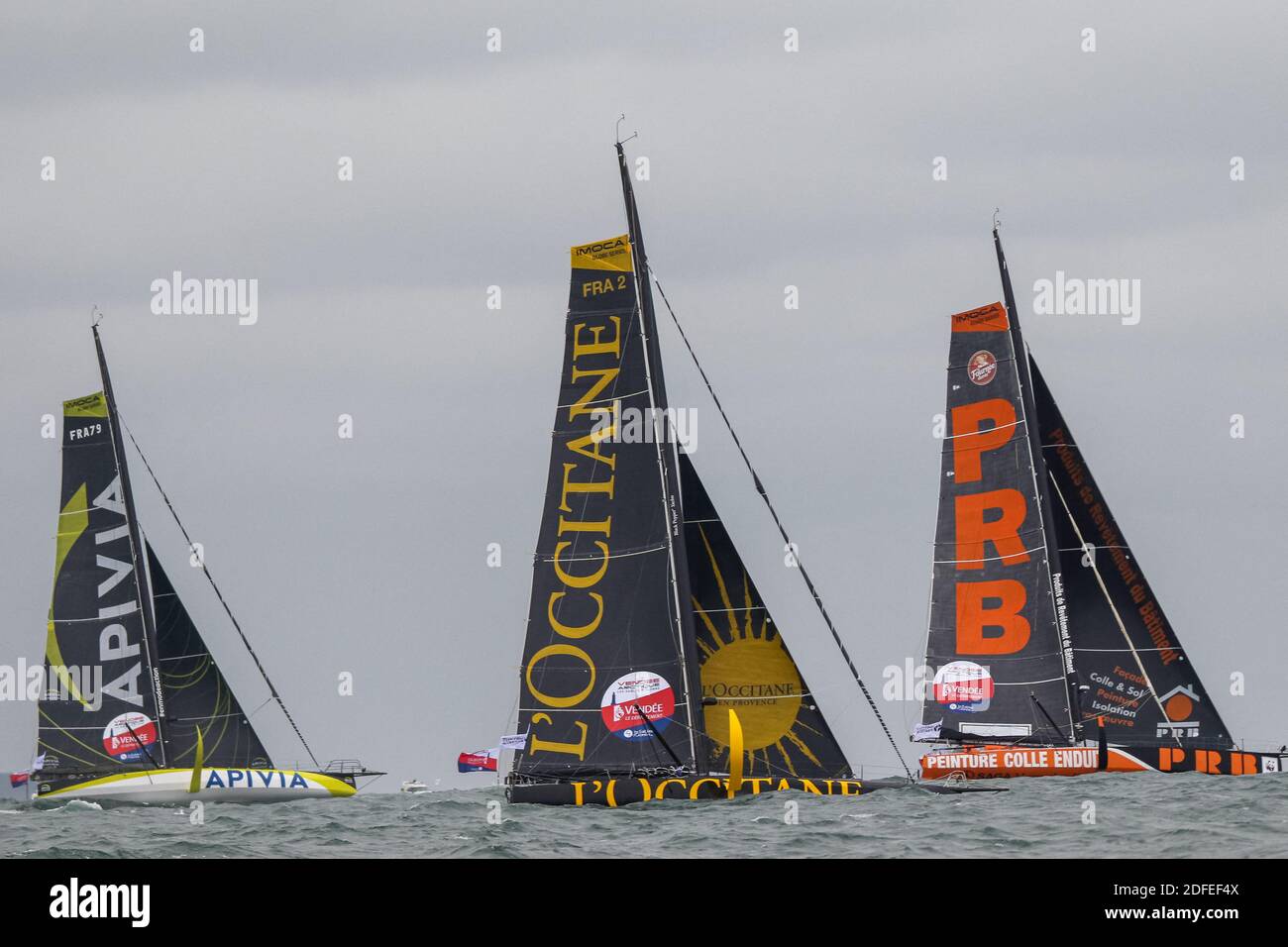 Charlie Dalin (Apivia) , Armel Tripon (l’Occitane en Provence), Kevin Escoffier (PRB) dopo aver preso l’avvio della corsa monoscafo sola Vendee-Arctic-Les Sables d’Olonne, a Les Sables-d’Olonne, Francia occidentale, il 04 luglio 2020. Foto di Arnaud Masson/ABACAPRESS.COM Foto Stock