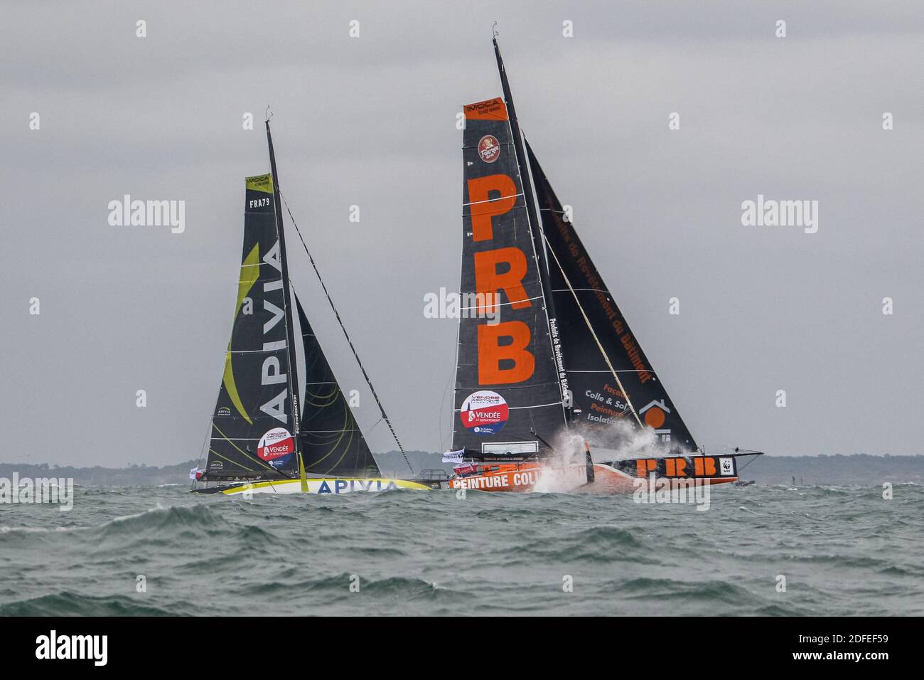 Kevin Escoffier (PRB), Charlie Dalin (Apivia) dopo aver preso l'avvio della corsa monoscafo sola Vendee-Arctic-Les Sables d'Olonne, a Les Sables-d'Olonne, Francia occidentale, il 04 luglio 2020. Foto di Arnaud Masson/ABACAPRESS.COM Foto Stock