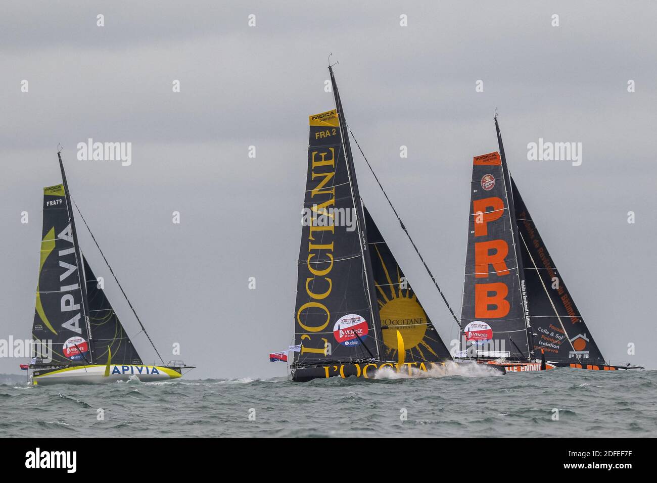 Charlie Dalin (Apivia) , Armel Tripon (l’Occitane en Provence), Kevin Escoffier (PRB) dopo aver preso l’avvio della corsa monoscafo sola Vendee-Arctic-Les Sables d’Olonne, a Les Sables-d’Olonne, Francia occidentale, il 04 luglio 2020. Foto di Arnaud Masson/ABACAPRESS.COM Foto Stock