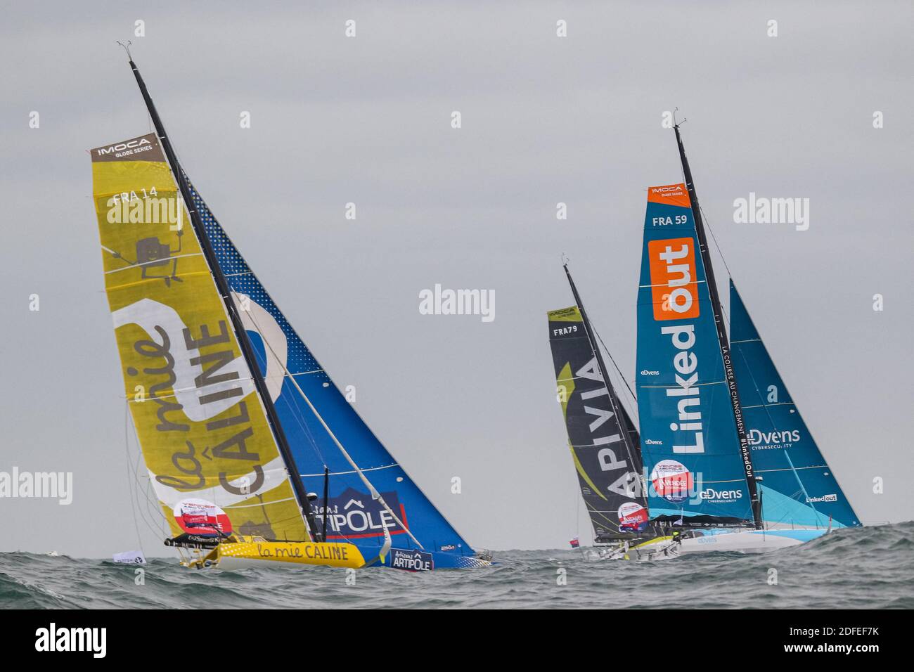 Charlie Dalin (Apivia), Thomas Ruyant (LinkedOut), Arnaud Boissières (la mie Câline - Artisans Artipôle) dopo aver preso l'inizio della corsa monoscafo sola Vendee-Arctic-Les Sables d'Olonne, a Les Sables-d'Olonne, Francia occidentale, il 04 luglio 2020. Foto di Arnaud Masson/ABACAPRESS.COM Foto Stock