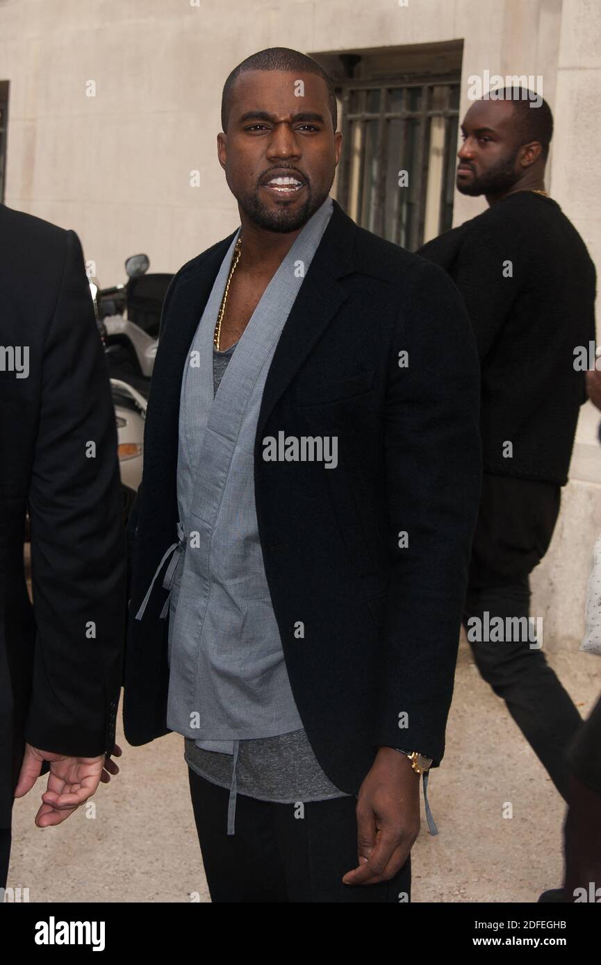 File foto datata 2 ottobre 2012 di Kanye West alla collezione Chanel primavera-estate 2013 che si tiene al Grand Palais nell'ambito della Paris Fashion Week di Parigi, Francia. Il rapper AMERICANO Kanye West ha preso a Twitter durante il fine settimana per annunciare che era in corsa per il presidente, con la sua dichiarazione che rapidamente è virale e che ha portato a una raffica di speculazione. La moglie Kim Kardashian West e l'imprenditore Elon Musk lo appoggiarono. Foto di Nicolas Genin/ABACAPRESS.COM Foto Stock