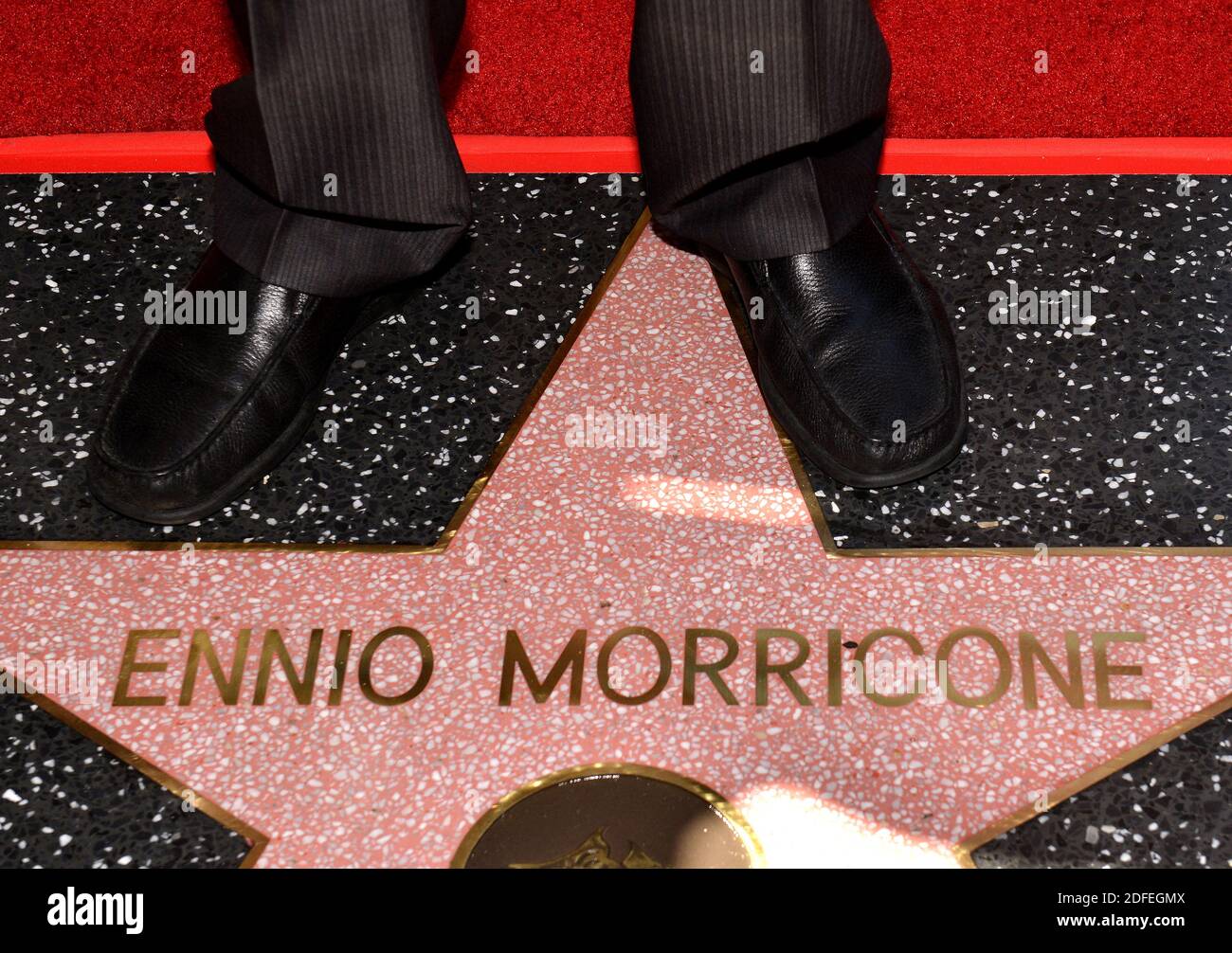 File photo datedFebbraio 26, 2016 di Ennio Morricone è onorato con una stella sulla Hollywood Walk of Fame a Los Angeles, CA, USA. Ennio Morricone, il vincitore dell'Oscar, i cui punteggi inquietanti e inventivi hanno sapientemente accentuato la tensione senza dialoghi degli spaghetti occidentali diretti da Sergio Leone, è morto. Aveva 91 anni. Foto di Lionel Hahn/ABACAPRESS.COM Foto Stock