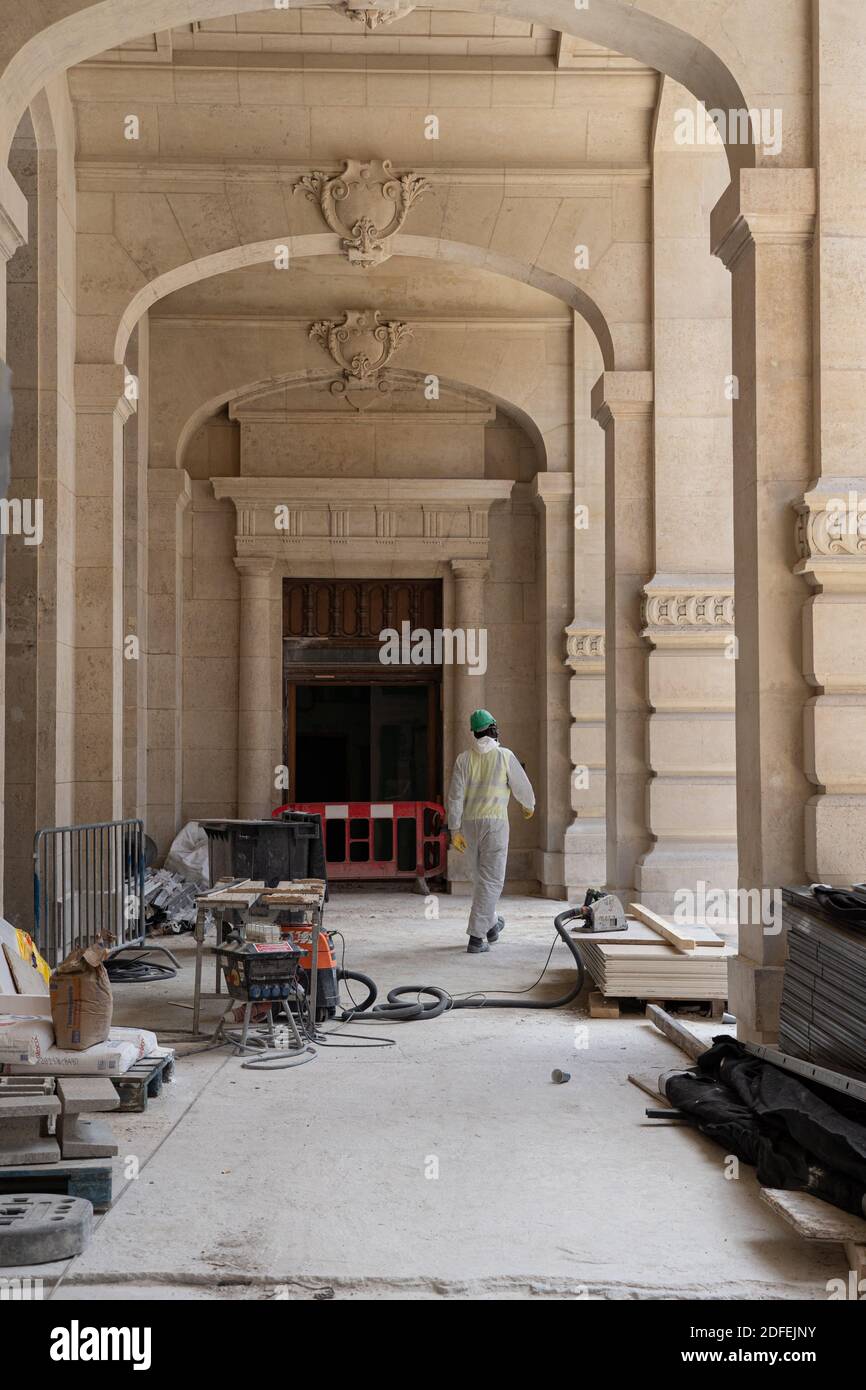 Lavoratore dell'edificio Poste du Louvre in fase di ristrutturazione.a seguito del progetto di ristrutturazione di 200 milioni di euro, l'ufficio postale del Louvre diventerà uno sviluppo ad uso misto. Tre dei suoi soffitti alti continueranno a servire per le attività postali. Le altre sono da trasformare in un lussuoso boutique hotel di 80 camere gestito dagli elegancia Hotels. Parigi, Francia il 7 luglio 2020. Foto di Florent Bardos/ABACAPRESS.COM Foto Stock