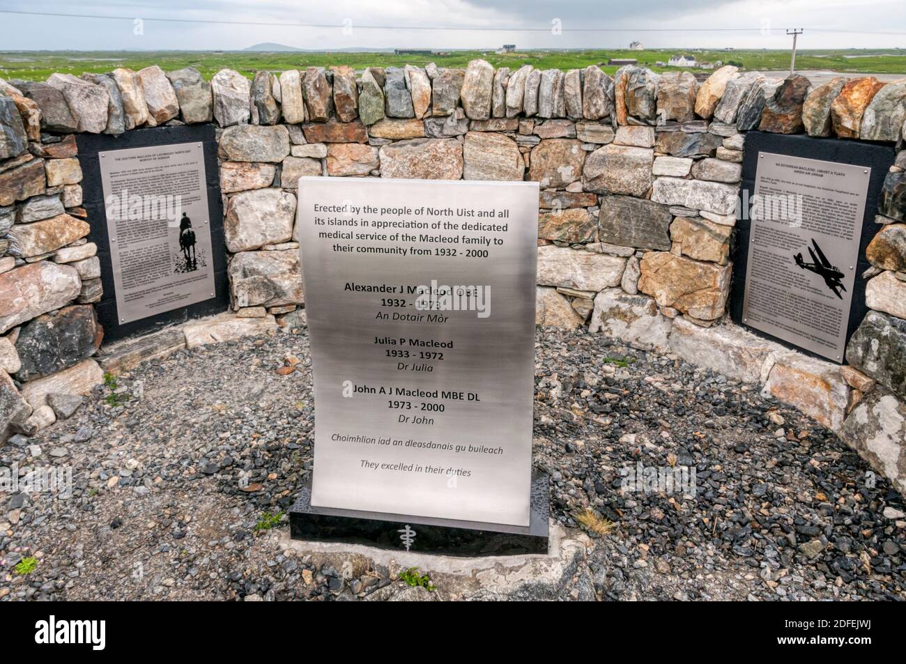 Memoriale stradale a North Uist che commemora il lavoro della famiglia di medici Macleod locale. Foto Stock