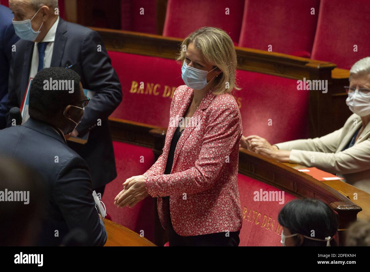 Il Ministro della transizione ecologica Barbara Pompili durante una sessione di interrogazioni rivolte al governo al Palais Bourbon, sede dell'Assemblea nazionale francese a Parigi, in Francia, l'8 luglio 2020. Foto di Eliot Blondt/ABACAPRESS.COM Foto Stock