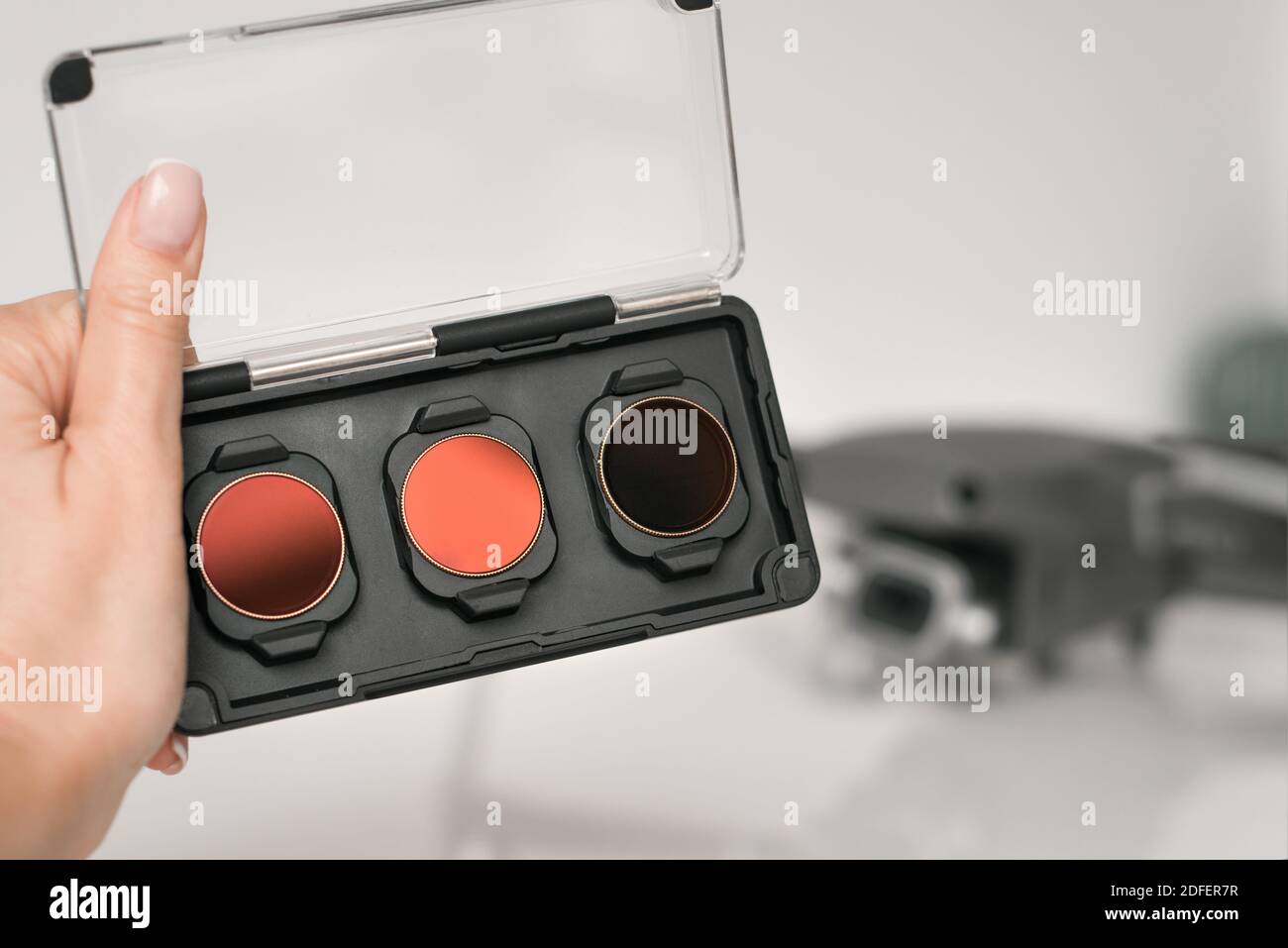 Primo piano di filtri a densità neutra o filtri ND e set di filtri polarizzanti per drone. Filtri per la telecamera drone Foto Stock