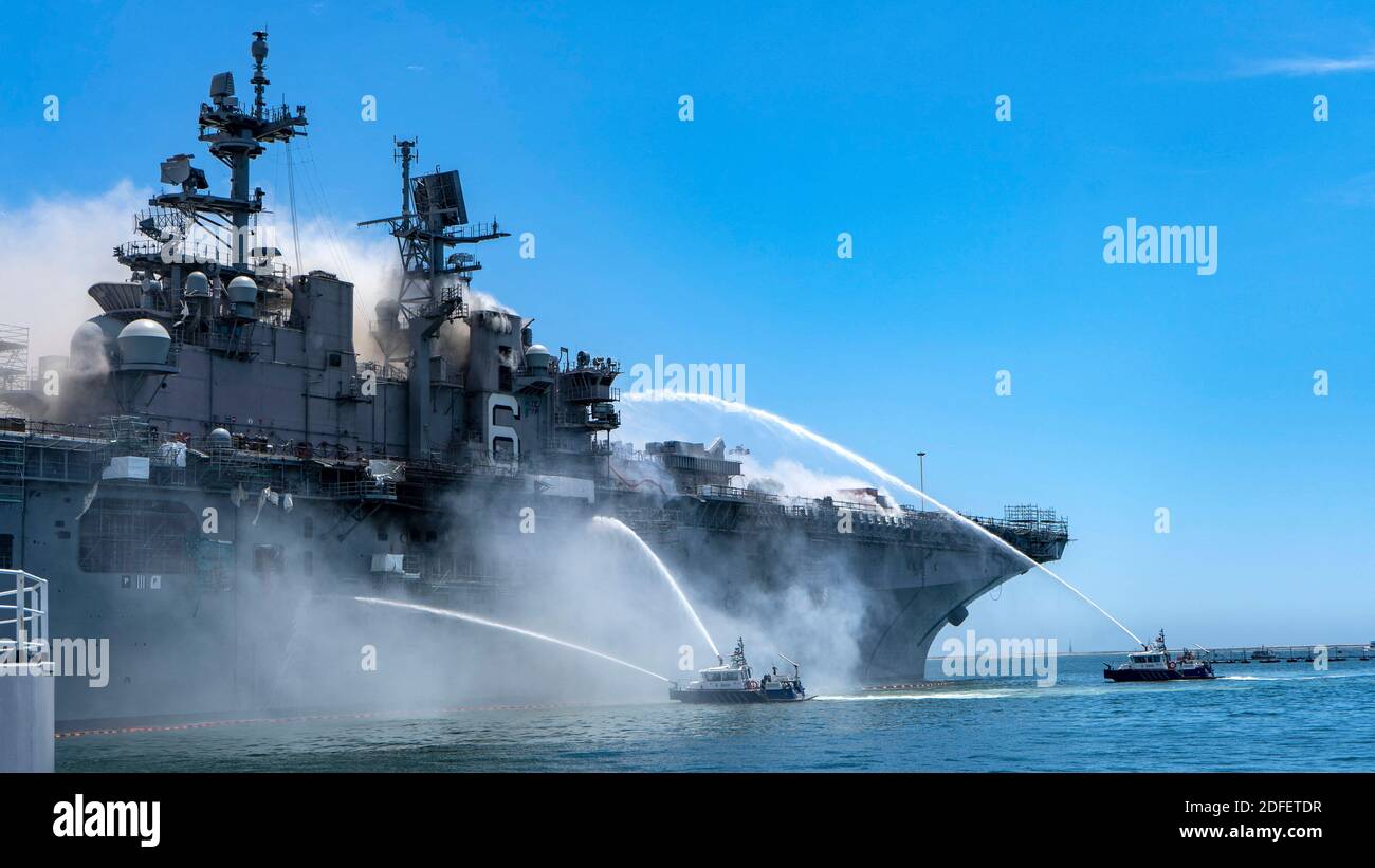 Mano fuori la foto del Porto di San Diego Harbour Police Department imbarcazioni combattere un incendio a bordo USS Bonhomme Richard (LHD 6) alla base navale San Diego, CA, USA, 12 luglio 2020. La mattina del 12 luglio, un incendio è stato allontanato a bordo della nave mentre era ormeggiato lato molo alla base navale di San Diego. I vigili del fuoco locali, di base e navali hanno risposto all'incendio. La USS Bonhomme Richard sta attraversando una fase di manutenzione, iniziata nel 2018. U.S. Navy Photo by Mass Communication Specialist 3rd Class Christina Ross via ABACAPRESS.COM Foto Stock