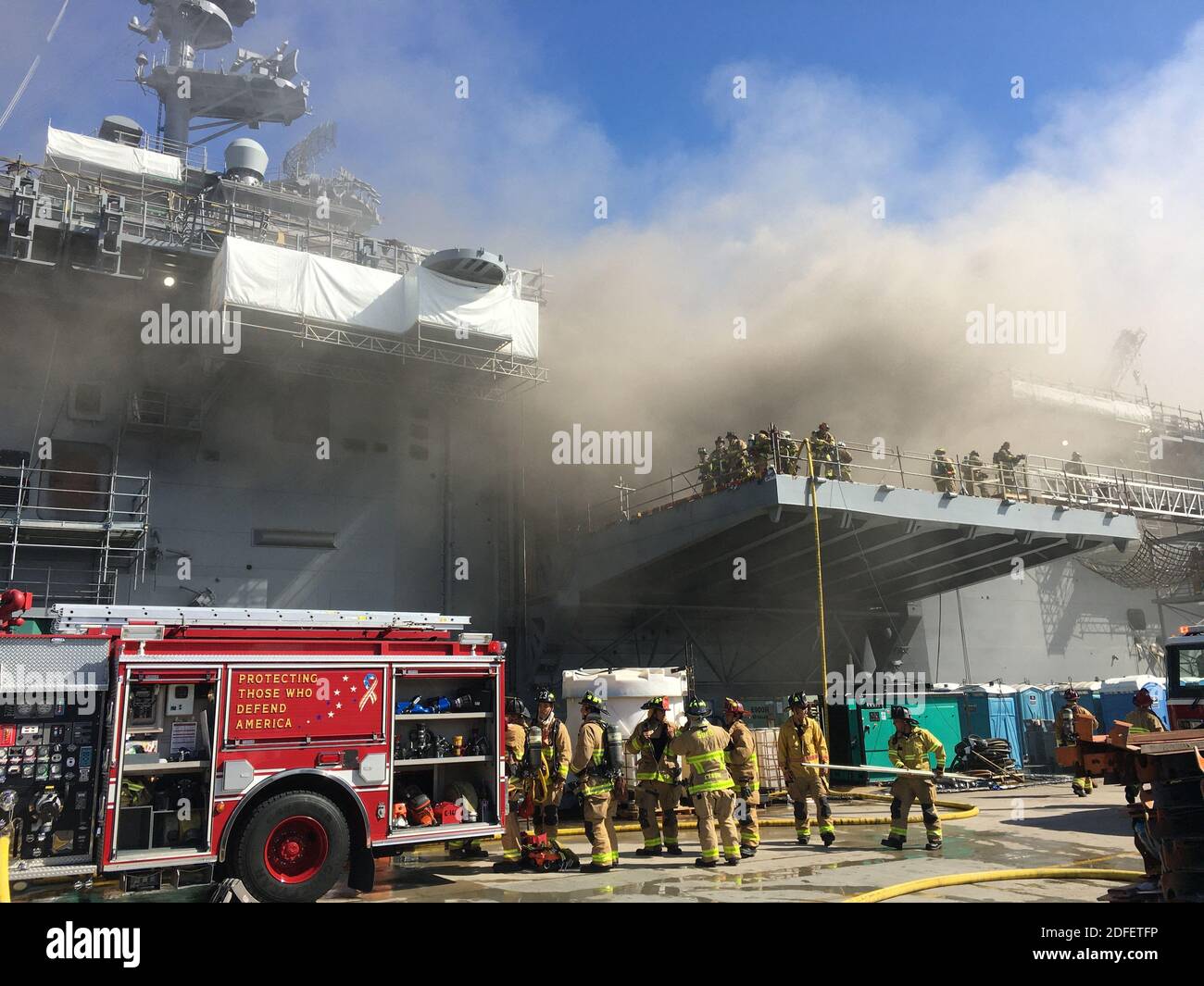 Distribuire la foto dei marinai e dei vigili del fuoco federali San Diego combattere un incendio a bordo della USS Bonhomme Richard (LHD 6) Luglio 12. La mattina del 12 luglio 2020, un incendio è stato allontanato a bordo della nave mentre era ormeggiato in riva al mare alla base navale di San Diego, CA, USA. I vigili del fuoco locali, di base e navali hanno risposto all'incendio. La USS Bonhomme Richard sta attraversando una fase di manutenzione, iniziata nel 2018. U.S. Navy Photo by Mass Communication Specialist 1st Class Jason Kofonow via ABACAPRESS.COM Foto Stock