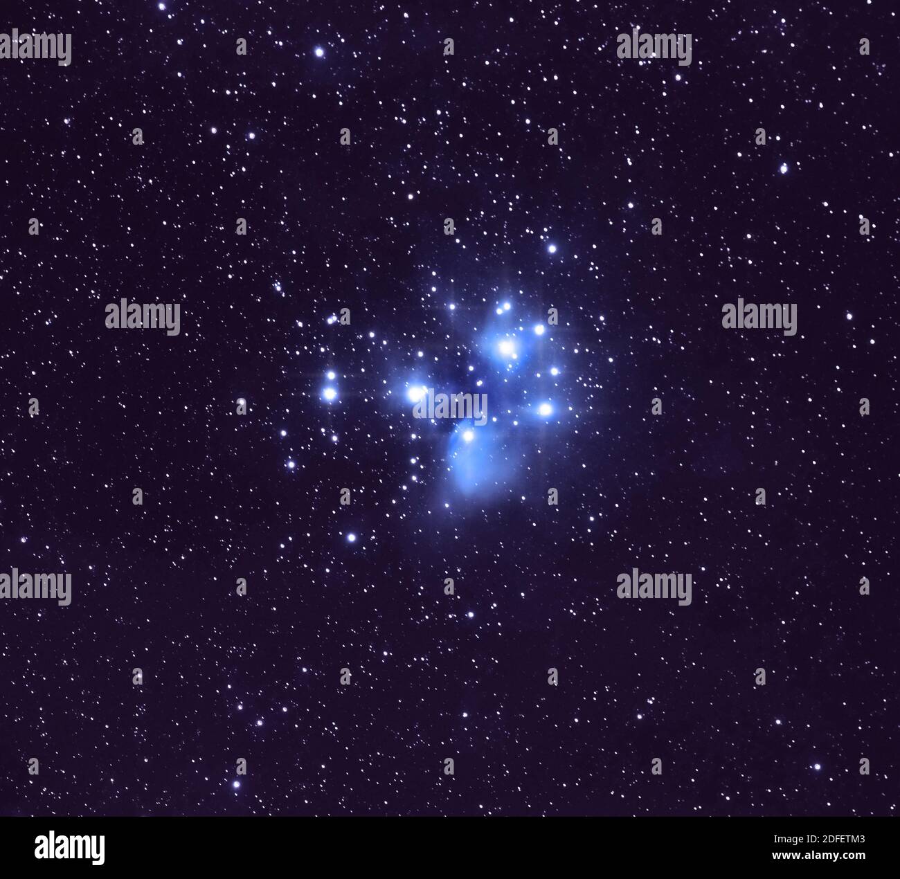 Un'immagine del cielo profondo del gruppo di stelle Pleiades catturata dal mio cortile posteriore utilizzando un obiettivo da 300 mm. Foto Stock