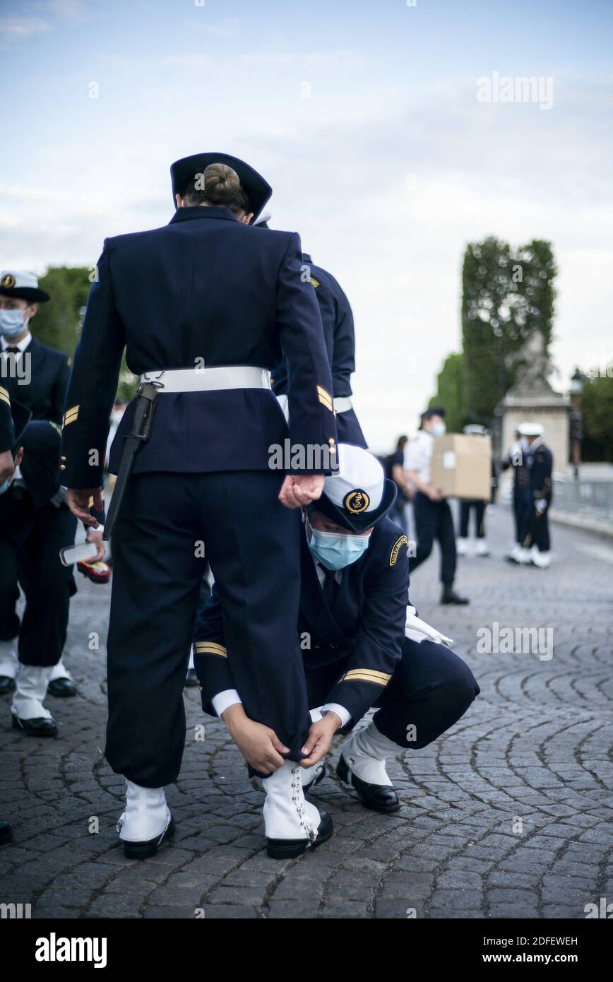 I membri dell'Ecole Du personnel paramedico Des Armees si preparano per la sfilata della Bastiglia del 14 luglio a Place de la Concorde a Parigi il 14 luglio 2020. La Francia tiene una cerimonia molto più piccola dopo che la parata annuale è stata annullata a causa dei requisiti di distanza sociale del coronavirus, sostituendola con un tributo agli operatori sanitari che combattono la pandemia. La parata annuale segna il 1789 luglio 14, l'assalto della fortezza della Bastiglia a Parigi durante la Rivoluzione Francese, ed è stata tenuta sugli Champs-Elysees dalla prima Guerra Mondiale Foto di Eliot Blondt/ABACAPRESS.COM Foto Stock