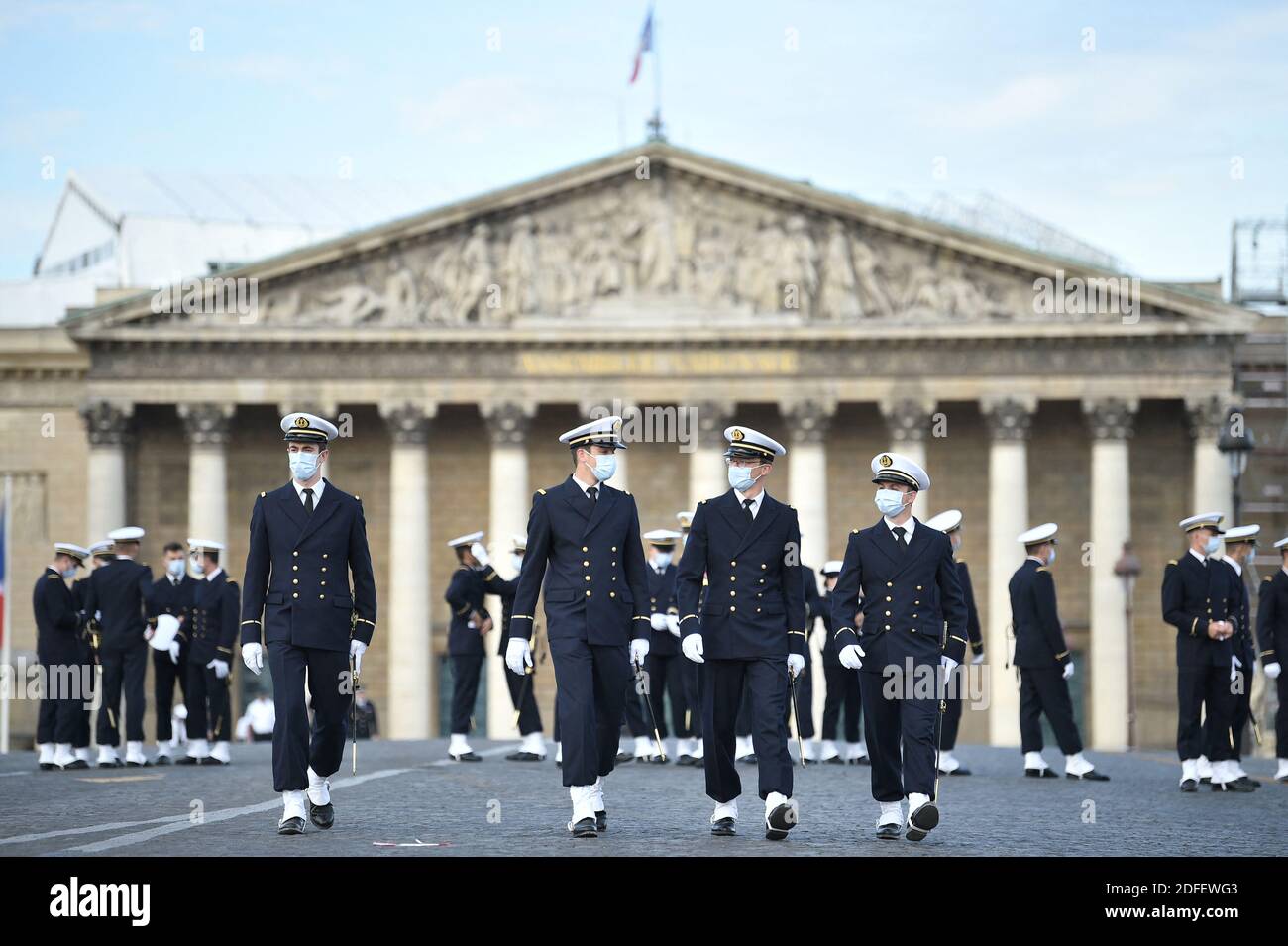 I marinai, indossando la maschera facciale, si preparano per la sfilata della Bastiglia del 14 luglio a Place de la Concorde a Parigi il 14 luglio 2020. La Francia tiene una cerimonia molto più piccola dopo che la parata annuale è stata annullata a causa dei requisiti di distanza sociale del coronavirus, sostituendola con un tributo agli operatori sanitari che combattono la pandemia. La parata annuale segna il 1789 luglio 14, l'assalto della fortezza della Bastiglia a Parigi durante la Rivoluzione Francese, ed è stata tenuta sugli Champs-Elysees dalla prima Guerra Mondiale Foto di Eliot Blondt/ABACAPRESS.COM Foto Stock