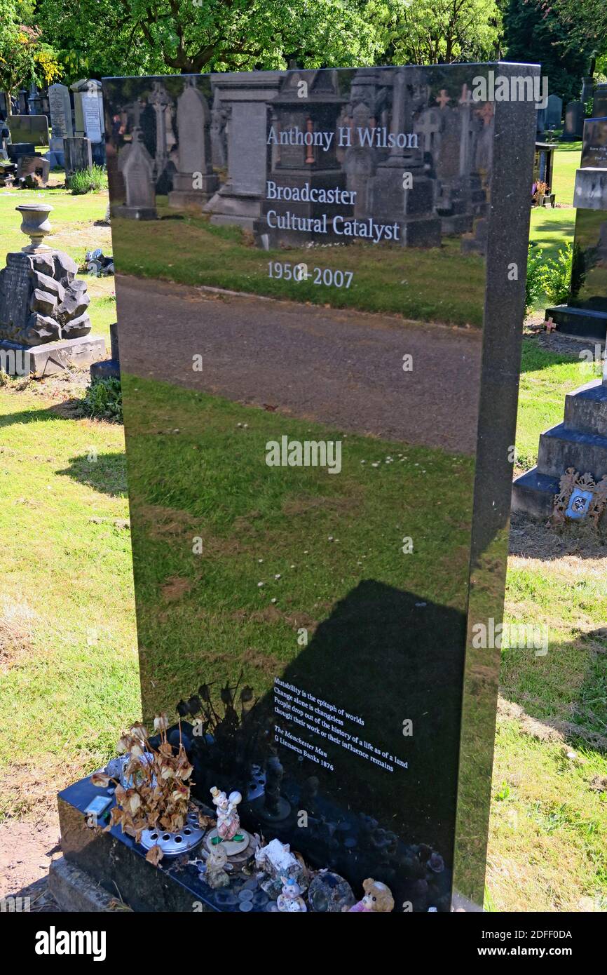 Tony Wilson, Anthony H Wilson grave, TV Presenter, Southern Cemetery, Barlow Moor Road, Manchester, North West England, UK, M21 10 agosto 2007 Foto Stock