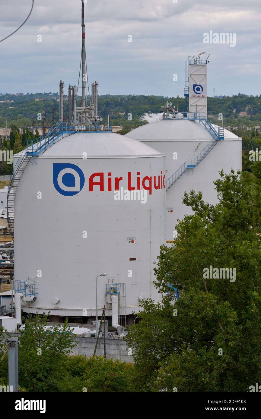 Una visione generale dello stabilimento Air liquide di Feyzin, vicino a Lione, Francia, il 16 luglio 2020, dove la produzione di idrogeno viene compressa per lo stoccaggio ad alta pressione in forma gassosa. L'idrogeno può essere utilizzato come materia prima, combustibile o trasportatore di energia e stoccaggio, e ha molte applicazioni possibili nei settori dell'industria, dei trasporti, dell'energia e degli edifici. Cosa ancora più importante, non emette CO2 e non inquina l'aria quando viene utilizzata. E' quindi una parte importante della soluzione per raggiungere l'obiettivo di neutralità climatica del 2050 dell'accordo verde europeo. Foto di Julien Reynaud/APS-Medias/ABACAPRESS.COM Foto Stock