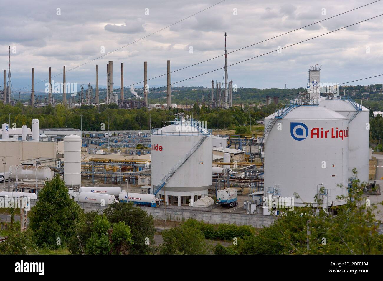 Una visione generale dello stabilimento Air liquide di Feyzin, vicino a Lione, Francia, il 16 luglio 2020, dove la produzione di idrogeno viene compressa per lo stoccaggio ad alta pressione in forma gassosa. L'idrogeno può essere utilizzato come materia prima, combustibile o trasportatore di energia e stoccaggio, e ha molte applicazioni possibili nei settori dell'industria, dei trasporti, dell'energia e degli edifici. Cosa ancora più importante, non emette CO2 e non inquina l'aria quando viene utilizzata. E' quindi una parte importante della soluzione per raggiungere l'obiettivo di neutralità climatica del 2050 dell'accordo verde europeo. Foto di Julien Reynaud/APS-Medias/ABACAPRESS.COM Foto Stock