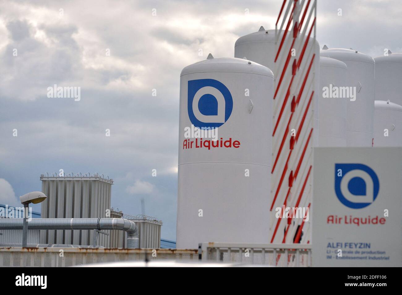 Una visione generale dello stabilimento Air liquide di Feyzin, vicino a Lione, Francia, il 16 luglio 2020, dove la produzione di idrogeno viene compressa per lo stoccaggio ad alta pressione in forma gassosa. L'idrogeno può essere utilizzato come materia prima, combustibile o trasportatore di energia e stoccaggio, e ha molte applicazioni possibili nei settori dell'industria, dei trasporti, dell'energia e degli edifici. Cosa ancora più importante, non emette CO2 e non inquina l'aria quando viene utilizzata. E' quindi una parte importante della soluzione per raggiungere l'obiettivo di neutralità climatica del 2050 dell'accordo verde europeo. Foto di Julien Reynaud/APS-Medias/ABACAPRESS.COM Foto Stock