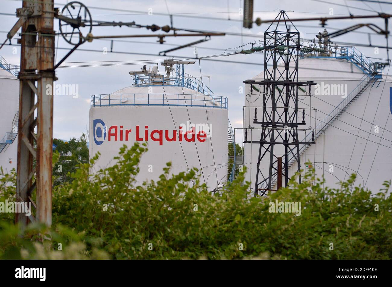 Una visione generale dello stabilimento Air liquide di Feyzin, vicino a Lione, Francia, il 16 luglio 2020, dove la produzione di idrogeno viene compressa per lo stoccaggio ad alta pressione in forma gassosa. L'idrogeno può essere utilizzato come materia prima, combustibile o trasportatore di energia e stoccaggio, e ha molte applicazioni possibili nei settori dell'industria, dei trasporti, dell'energia e degli edifici. Cosa ancora più importante, non emette CO2 e non inquina l'aria quando viene utilizzata. E' quindi una parte importante della soluzione per raggiungere l'obiettivo di neutralità climatica del 2050 dell'accordo verde europeo. Foto di Julien Reynaud/APS-Medias/ABACAPRESS.COM Foto Stock