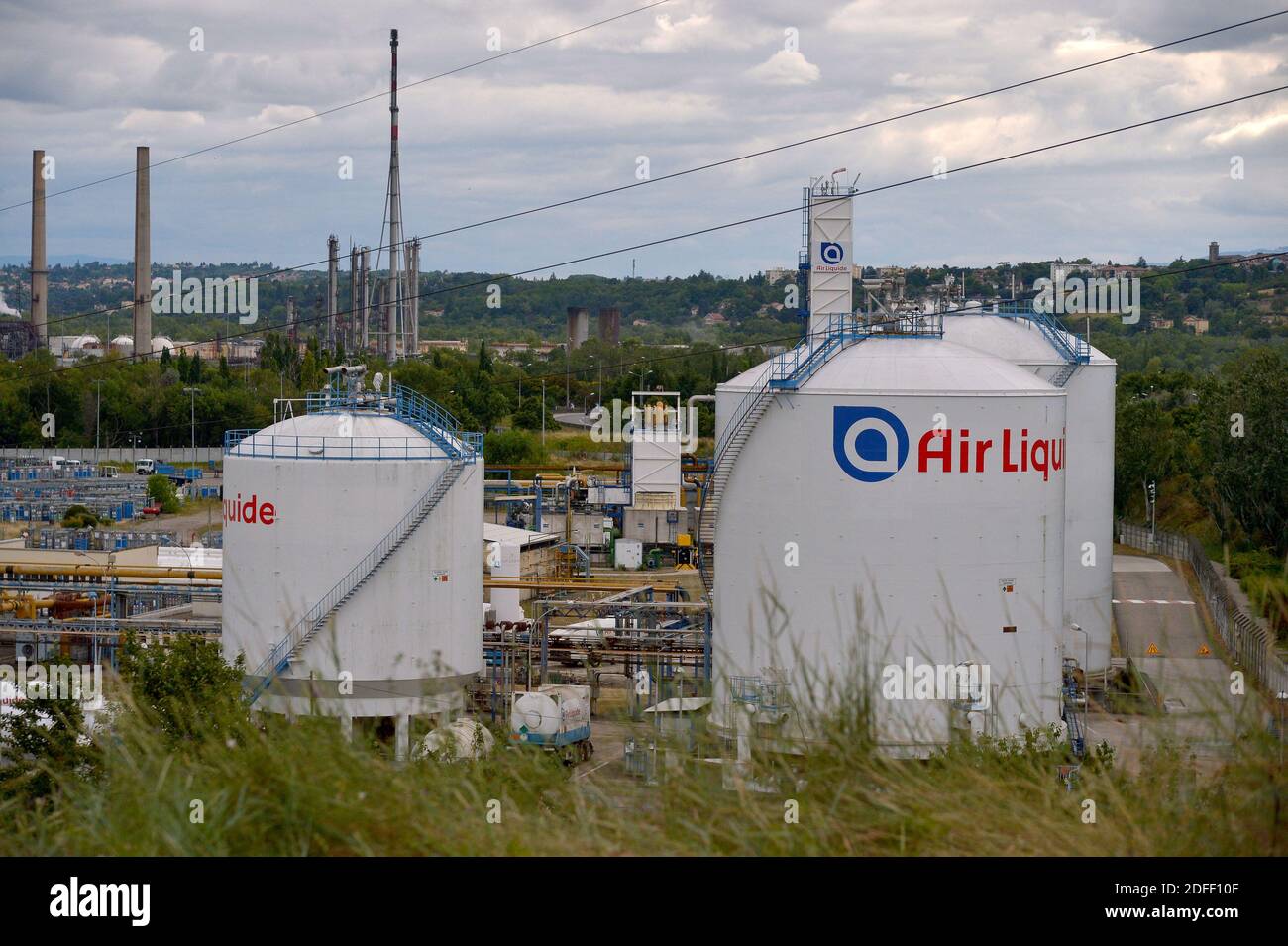 Una visione generale dello stabilimento Air liquide di Feyzin, vicino a Lione, Francia, il 16 luglio 2020, dove la produzione di idrogeno viene compressa per lo stoccaggio ad alta pressione in forma gassosa. L'idrogeno può essere utilizzato come materia prima, combustibile o trasportatore di energia e stoccaggio, e ha molte applicazioni possibili nei settori dell'industria, dei trasporti, dell'energia e degli edifici. Cosa ancora più importante, non emette CO2 e non inquina l'aria quando viene utilizzata. E' quindi una parte importante della soluzione per raggiungere l'obiettivo di neutralità climatica del 2050 dell'accordo verde europeo. Foto di Julien Reynaud/APS-Medias/ABACAPRESS.COM Foto Stock