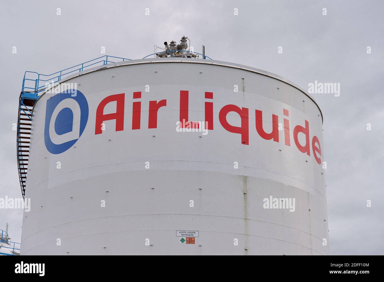 Una visione generale dello stabilimento Air liquide di Feyzin, vicino a Lione, Francia, il 16 luglio 2020, dove la produzione di idrogeno viene compressa per lo stoccaggio ad alta pressione in forma gassosa. L'idrogeno può essere utilizzato come materia prima, combustibile o trasportatore di energia e stoccaggio, e ha molte applicazioni possibili nei settori dell'industria, dei trasporti, dell'energia e degli edifici. Cosa ancora più importante, non emette CO2 e non inquina l'aria quando viene utilizzata. E' quindi una parte importante della soluzione per raggiungere l'obiettivo di neutralità climatica del 2050 dell'accordo verde europeo. Foto di Julien Reynaud/APS-Medias/ABACAPRESS.COM Foto Stock