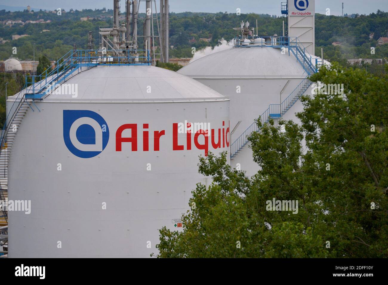 Una visione generale dello stabilimento Air liquide di Feyzin, vicino a Lione, Francia, il 16 luglio 2020, dove la produzione di idrogeno viene compressa per lo stoccaggio ad alta pressione in forma gassosa. L'idrogeno può essere utilizzato come materia prima, combustibile o trasportatore di energia e stoccaggio, e ha molte applicazioni possibili nei settori dell'industria, dei trasporti, dell'energia e degli edifici. Cosa ancora più importante, non emette CO2 e non inquina l'aria quando viene utilizzata. E' quindi una parte importante della soluzione per raggiungere l'obiettivo di neutralità climatica del 2050 dell'accordo verde europeo. Foto di Julien Reynaud/APS-Medias/ABACAPRESS.COM Foto Stock