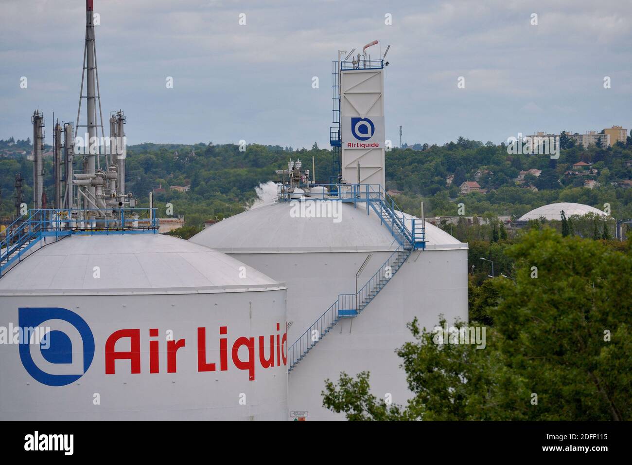 Una visione generale dello stabilimento Air liquide di Feyzin, vicino a Lione, Francia, il 16 luglio 2020, dove la produzione di idrogeno viene compressa per lo stoccaggio ad alta pressione in forma gassosa. L'idrogeno può essere utilizzato come materia prima, combustibile o trasportatore di energia e stoccaggio, e ha molte applicazioni possibili nei settori dell'industria, dei trasporti, dell'energia e degli edifici. Cosa ancora più importante, non emette CO2 e non inquina l'aria quando viene utilizzata. E' quindi una parte importante della soluzione per raggiungere l'obiettivo di neutralità climatica del 2050 dell'accordo verde europeo. Foto di Julien Reynaud/APS-Medias/ABACAPRESS.COM Foto Stock