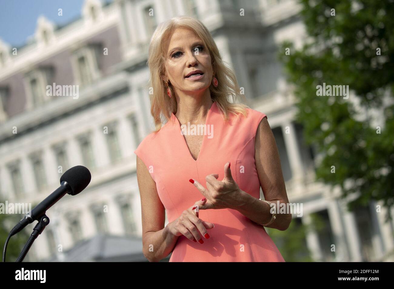 Il Consigliere Senior Kellyanne Conway parla ai membri dei media fuori dalla Casa Bianca a Washington D.C., Stati Uniti, venerdì 17 luglio 2020. Foto di Stefani Reynolds/piscina/ABACAPRESS.COM Foto Stock