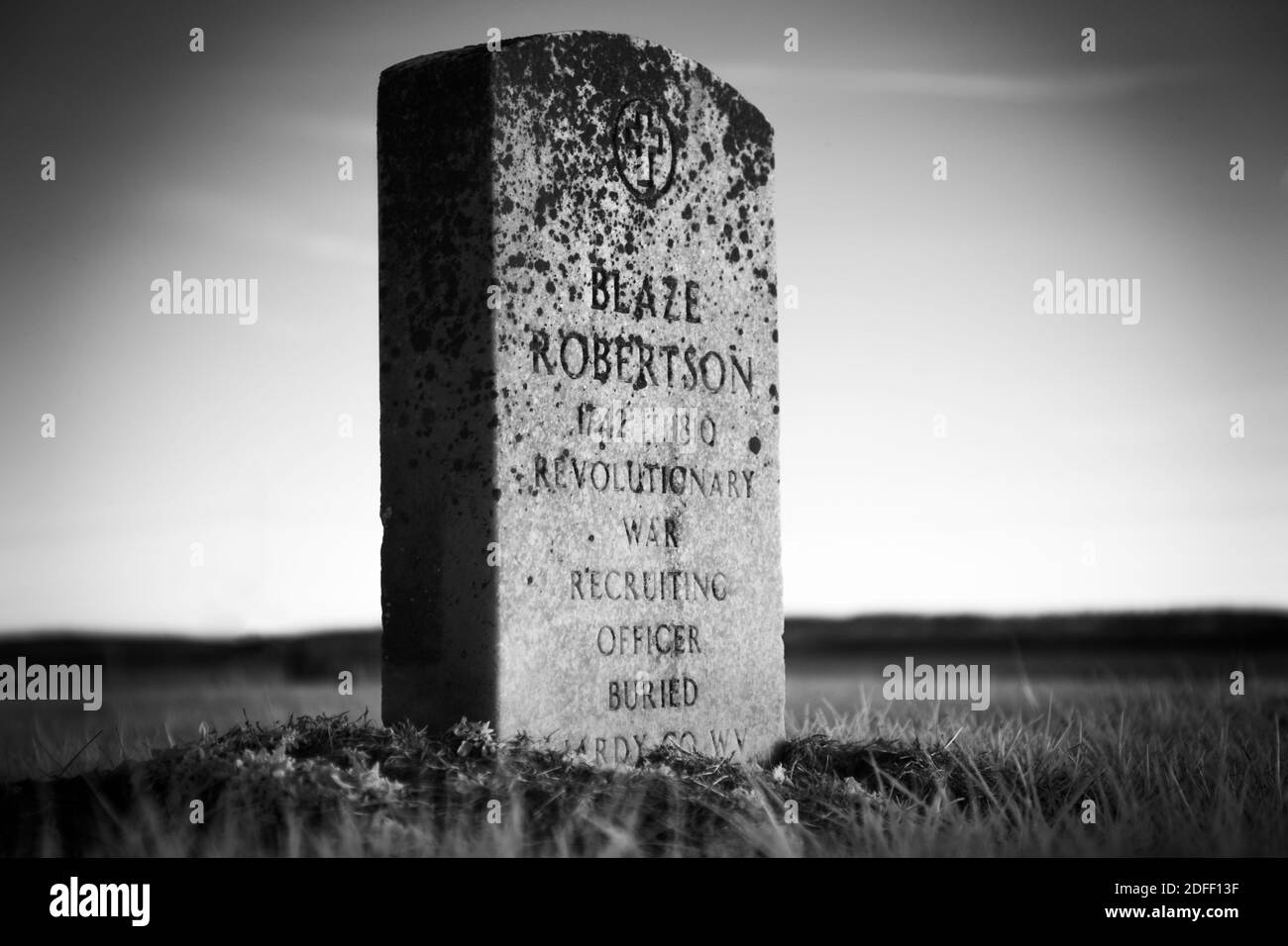 La pietra miliare di Blaze Robertson al cimitero di Robertson vicino a Honeytown, IN. Luce a infrarossi bianca e nera. Foto Stock
