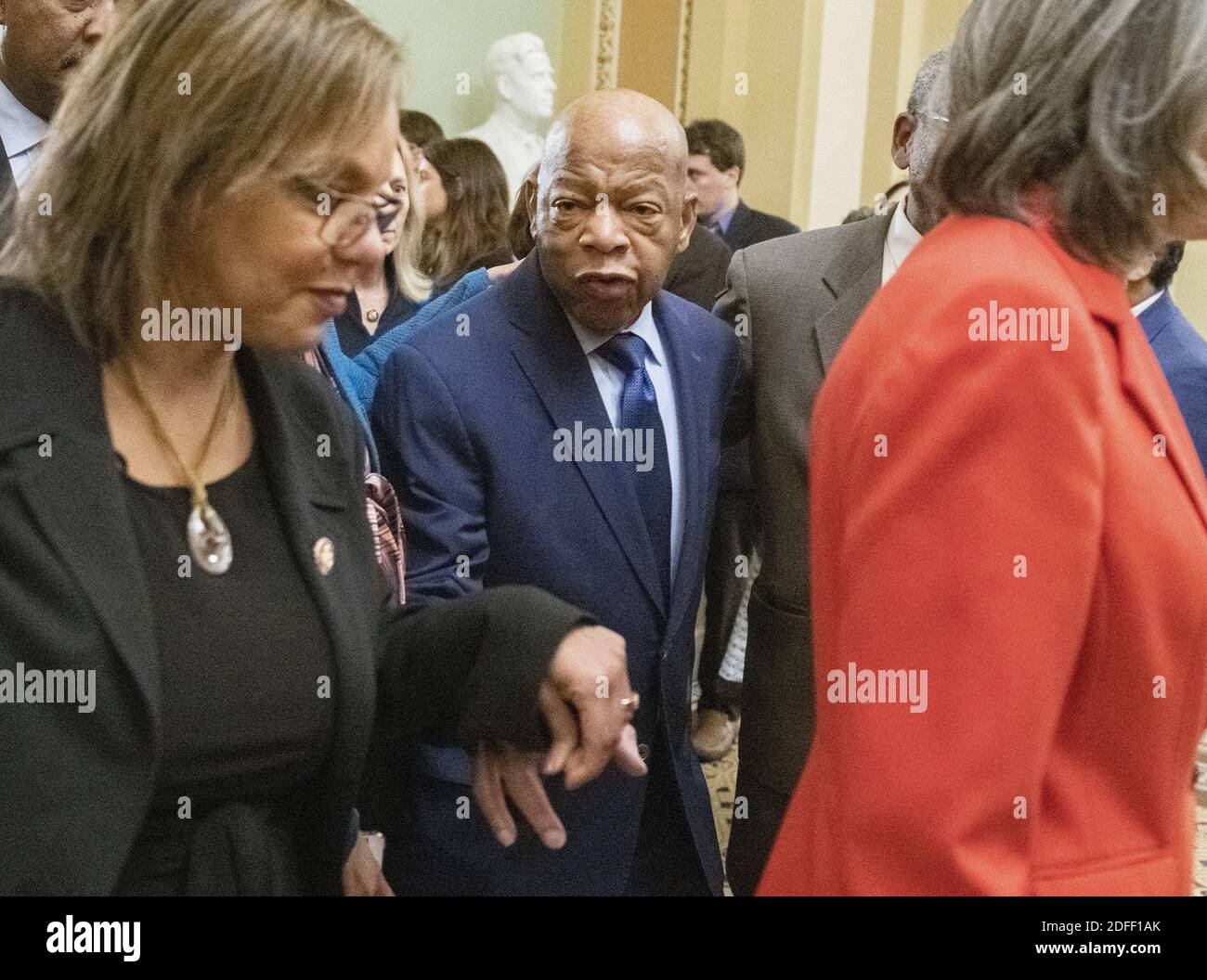 File photo datato 24 gennaio 2019 del rappresentante degli Stati Uniti John Lewis (democratico della Georgia) è tra i Democratici della Camera degli Stati Uniti che si recano alla Camera del Senato degli Stati Uniti per assistere ai due voti per riaprire il governo nel Campidoglio degli Stati Uniti a Washington, DC, USA. Entrambe le proposte sono state votate ed entrambe non hanno ottenuto un numero sufficiente di voti. John Robert Lewis, figlio di sharecroppers sopravvissuto a una brutale battitura da parte della polizia durante una storica marcia del 1965 a Selma, Alabama, per diventare una figura imponente del movimento per i diritti civili e da tempo un congressista statunitense, è morto dopo una battaglia di sei mesi contro il cancro. H Foto Stock