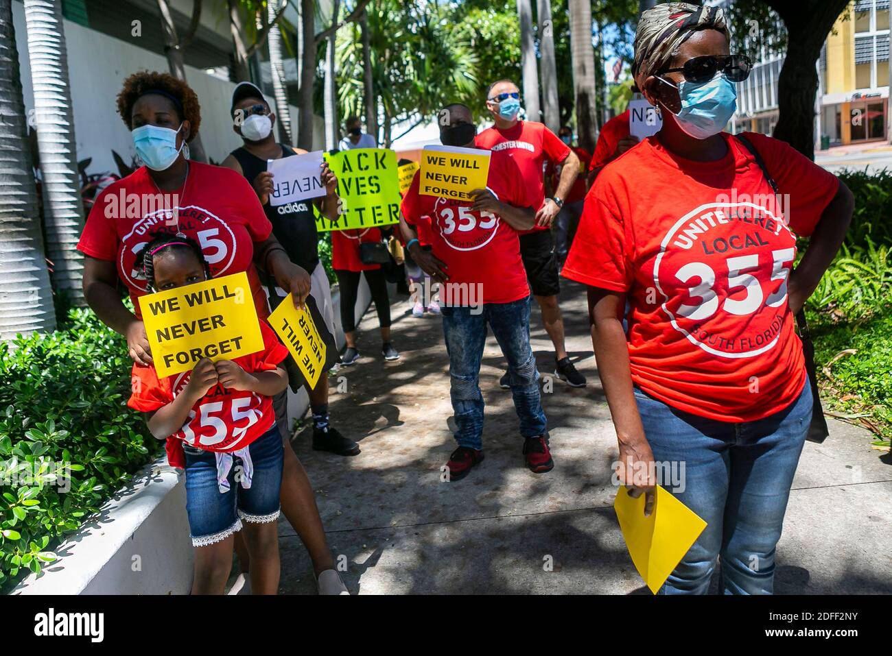 NO FILM, NO VIDEO, NO TV, NO DOCUMENTARIO - gli attivisti partecipano a una protesta di National Strike for Black Lives al di fuori del Miami Beach City Hall, FL, USA lunedì 20 luglio 2020. Foto di Matias J. Ocner/Miami Herald/TNS/ABACAPRESS.COM Foto Stock