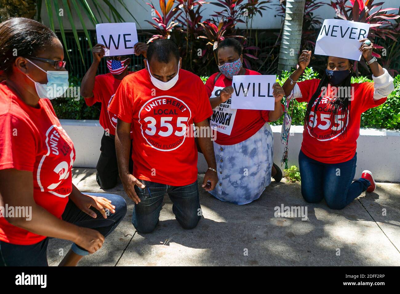 NO FILM, NO VIDEO, NO TV, NO DOCUMENTARIO - Jean Balan, centro-sinistra, partecipa a una protesta di National Strike for Black Lives fuori del Miami Beach City Hall, FL, USA lunedì 20 luglio 2020. Foto di Matias J. Ocner/Miami Herald/TNS/ABACAPRESS.COM Foto Stock