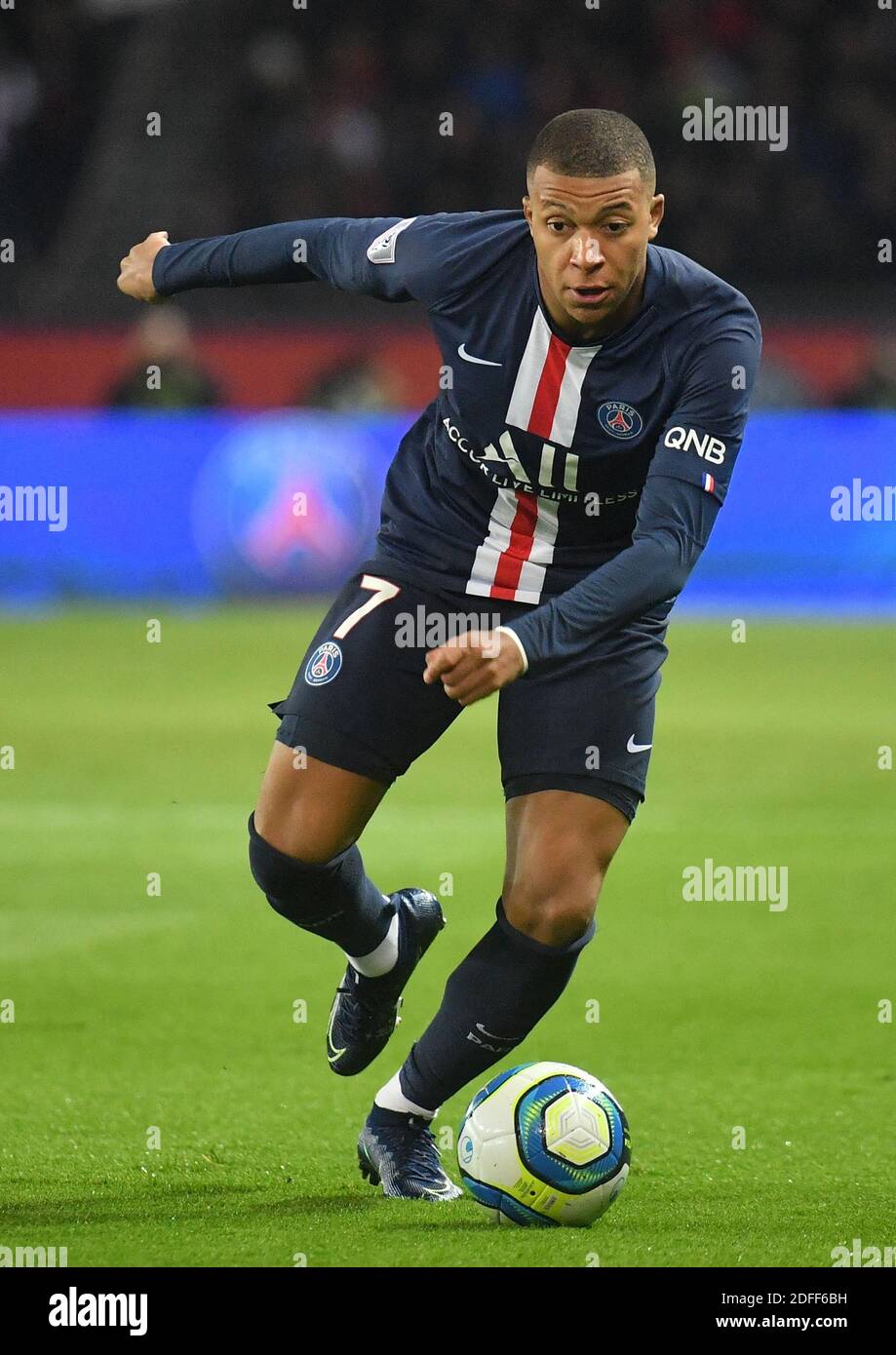 File photo datato 27 ottobre 2019 del Kylian Mbappé di Parigi Saint-Germain durante la Ligue 1 Parigi Saint-Germain (PSG) contro Olympique de Marseille (OM) allo stadio Parc des Princes a Parigi, Francia. Kylian Mbappe è la star mondiale della FIFA 21 di EA Sports. Questo è stato annunciato sia dal giocatore che dalla serie di videogiochi sui social media e non avrebbe dovuto sorprendere nessun appassionato di calcio, visto che il francese di 21 anni è sia uno dei migliori giocatori che uno dei più commerciabili giocatori del calcio mondiale. Foto di Christian Liegi/ABACAPRESS.COM Foto Stock