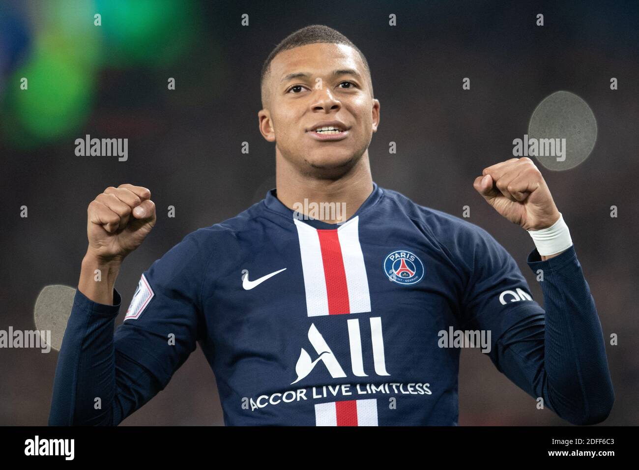 File photo datato 27 ottobre 2019 di Kylian Mbappe di Parigi Saint-Germain celebra il suo obiettivo durante la Ligue 1 partita tra Parigi Saint Germain e Olympique di Marsiglia al Parc des Princes di Parigi, Francia. Kylian Mbappe è la star mondiale della FIFA 21 di EA Sports. Questo è stato annunciato sia dal giocatore che dalla serie di videogiochi sui social media e non avrebbe dovuto sorprendere nessun appassionato di calcio, visto che il francese di 21 anni è sia uno dei migliori giocatori che uno dei più commerciabili giocatori del calcio mondiale. Foto di David Niviere/ABACAPRESS.COM Foto Stock