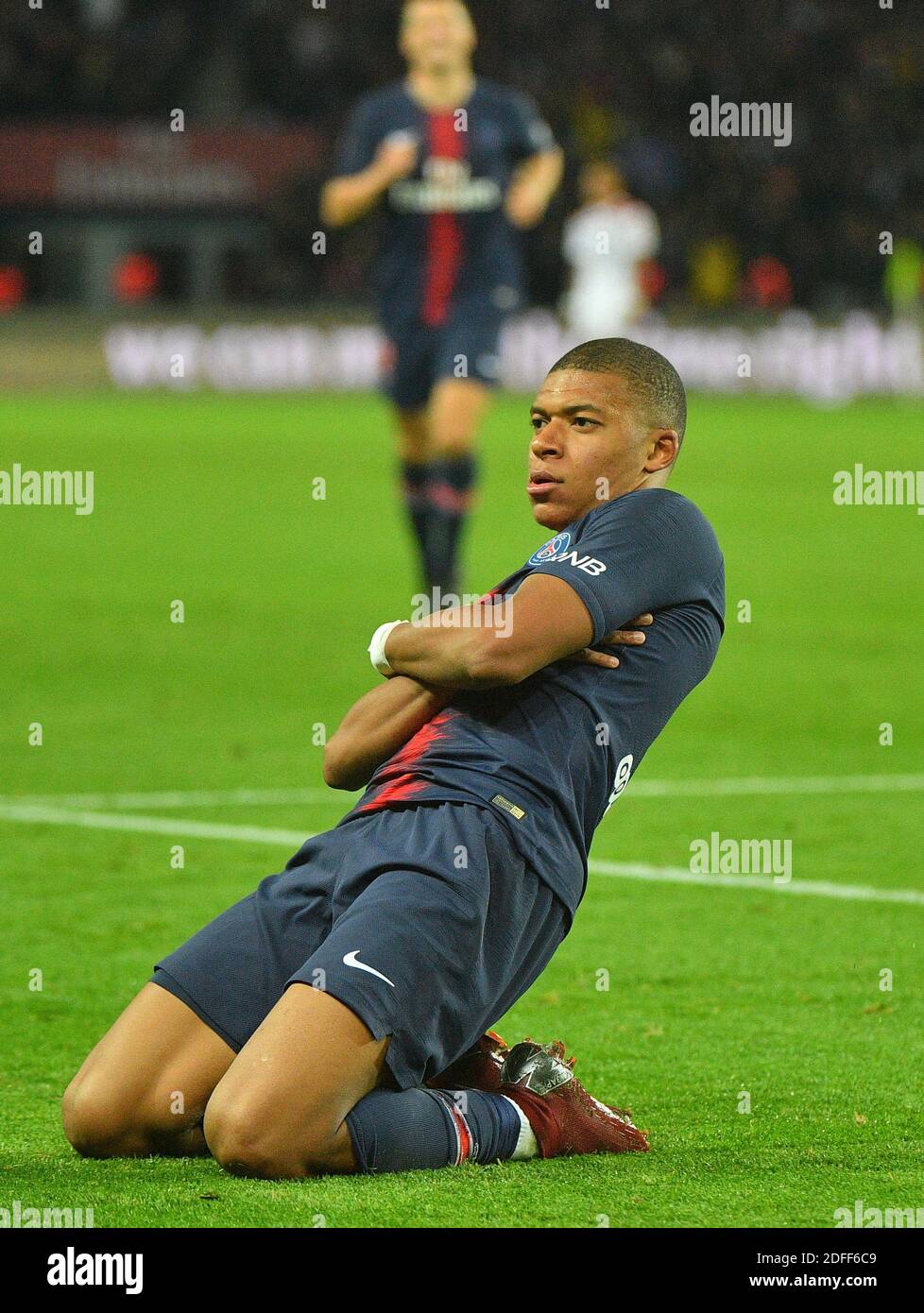 File photo datato 7 ottobre 2018 del Kylian Mbappé di Parigi Saint-Germain durante la Ligue 1 Paris St-Germain (PSG) contro la partita di calcio Olympique Lyonnais allo stadio Parc des Princes di Parigi, Francia. Kylian Mbappe è la star mondiale della FIFA 21 di EA Sports. Questo è stato annunciato sia dal giocatore che dalla serie di videogiochi sui social media e non avrebbe dovuto sorprendere nessun appassionato di calcio, visto che il francese di 21 anni è sia uno dei migliori giocatori che uno dei più commerciabili giocatori del calcio mondiale. Foto di Christian Liegi/ABACAPRESS.COM Foto Stock
