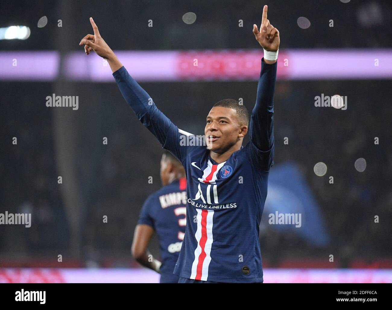 File photo datato 27 ottobre 2019 del Kylian Mbappé di Parigi Saint-Germain celebra il punteggio durante la Ligue 1 Paris Saint-Germain (PSG) contro Olympique de Marseille (OM) allo stadio Parc des Princes di Parigi, Francia. Kylian Mbappe è la star mondiale della FIFA 21 di EA Sports. Questo è stato annunciato sia dal giocatore che dalla serie di videogiochi sui social media e non avrebbe dovuto sorprendere nessun appassionato di calcio, visto che il francese di 21 anni è sia uno dei migliori giocatori che uno dei più commerciabili giocatori del calcio mondiale. Foto di ABACAPRESS.COM Foto Stock