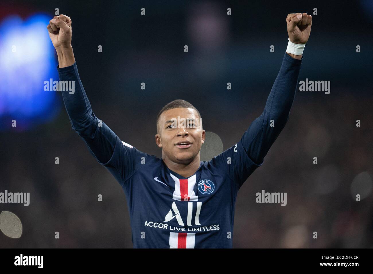 File photo datato 27 ottobre 201 di Kylian Mbappe di Parigi Saint-Germain celebra il suo obiettivo durante la Ligue 1 partita tra Parigi Saint Germain e Olympique di Marsiglia al Parc des Princes di Parigi, Francia. Kylian Mbappe è la star mondiale della FIFA 21 di EA Sports. Questo è stato annunciato sia dal giocatore che dalla serie di videogiochi sui social media e non avrebbe dovuto sorprendere nessun appassionato di calcio, visto che il francese di 21 anni è sia uno dei migliori giocatori che uno dei più commerciabili giocatori del calcio mondiale. Foto di David Niviere/ABACAPRESS.COM Foto Stock