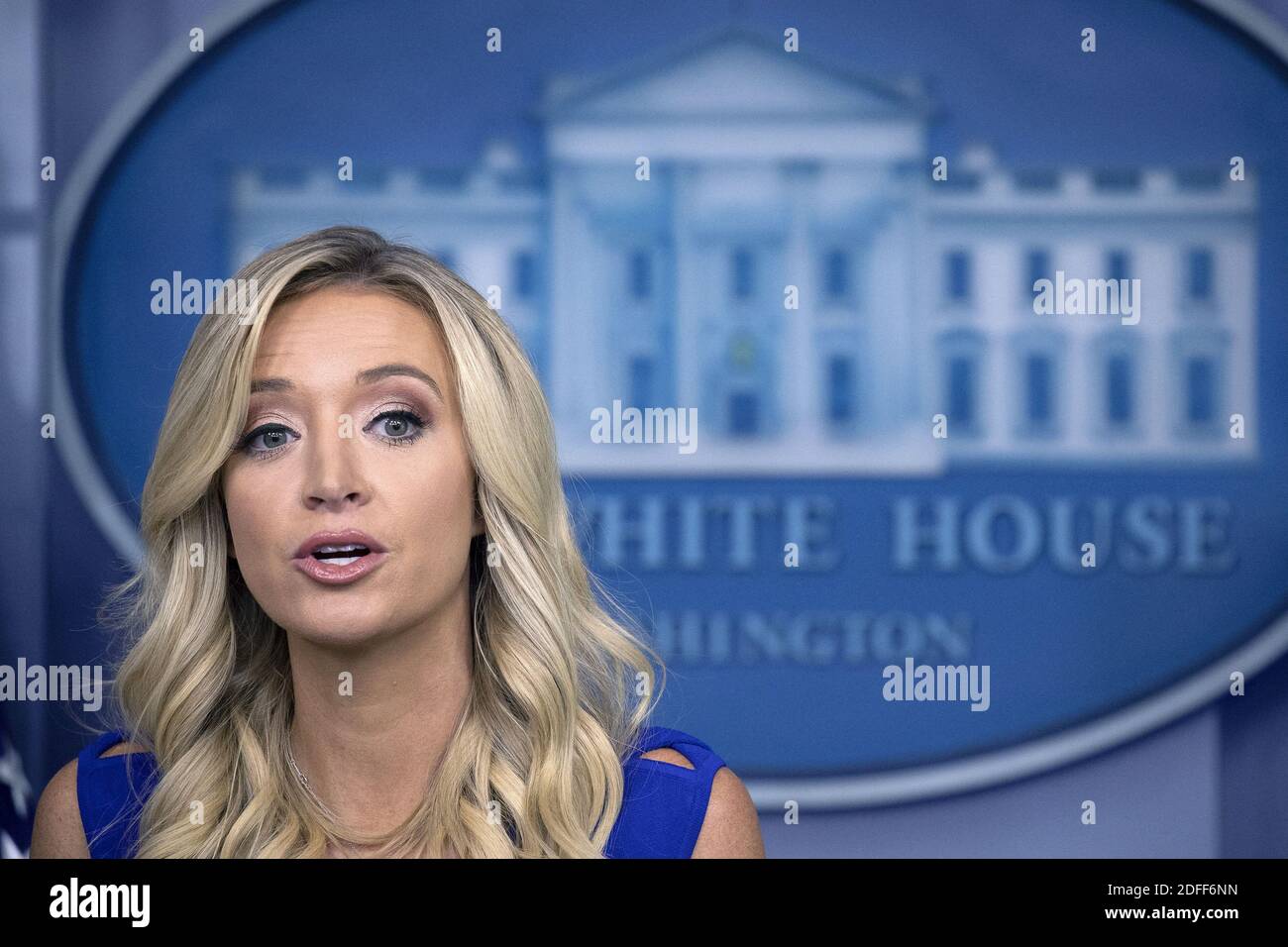 Kayleigh McEnany, segretario stampa della Casa Bianca, parla durante una conferenza stampa presso la James S. Brady Press Briefing Room presso la Casa Bianca di Washington, D.C., Stati Uniti, venerdì 24 luglio 2020. Il presidente Donald Trump oggi è stato colpito con la prima di quelle che probabilmente saranno diverse cause legali che sfidano il suo ordine esecutivo cercando di escludere gli immigrati non documentati dai dati del censimento utilizzati per determinare i distretti del Congresso. Foto di Stefani Reynolds/piscina/ABACAPRESS.COM Foto Stock