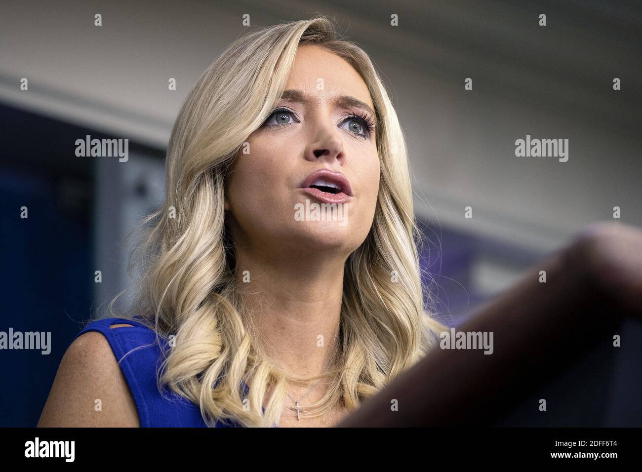 Kayleigh McEnany, segretario stampa della Casa Bianca, parla durante una conferenza stampa presso la James S. Brady Press Briefing Room presso la Casa Bianca di Washington, D.C., Stati Uniti, venerdì 24 luglio 2020. Il presidente Donald Trump oggi è stato colpito con la prima di quelle che probabilmente saranno diverse cause legali che sfidano il suo ordine esecutivo cercando di escludere gli immigrati non documentati dai dati del censimento utilizzati per determinare i distretti del Congresso. Foto di Stefani Reynolds/piscina/ABACAPRESS.COM Foto Stock