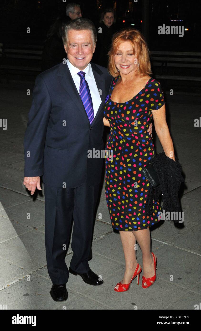 File photo datato 21 aprile 2009 di personalità televisiva Regis Philbin (L) e Joy Philbin in arrivo per la festa della Vanity Fair per il Festival del Cinema Tribeca 2009 al Tribunale Supremo di Stato a New York City, NY, USA. Regis Philbin, il geniale ospite che ha condiviso la sua vita con gli spettatori della televisione durante il caffè della mattina per decenni e ha aiutato se stesso e alcuni fan a colpirla con il gioco americano che vuole essere un milionario, è morto a 88 anni. Philbin morì di cause naturali venerdì sera, secondo una dichiarazione della sua famiglia fornita dal portavoce. Foto di Gregorio Binuya/ABACAPRESS.COM Foto Stock