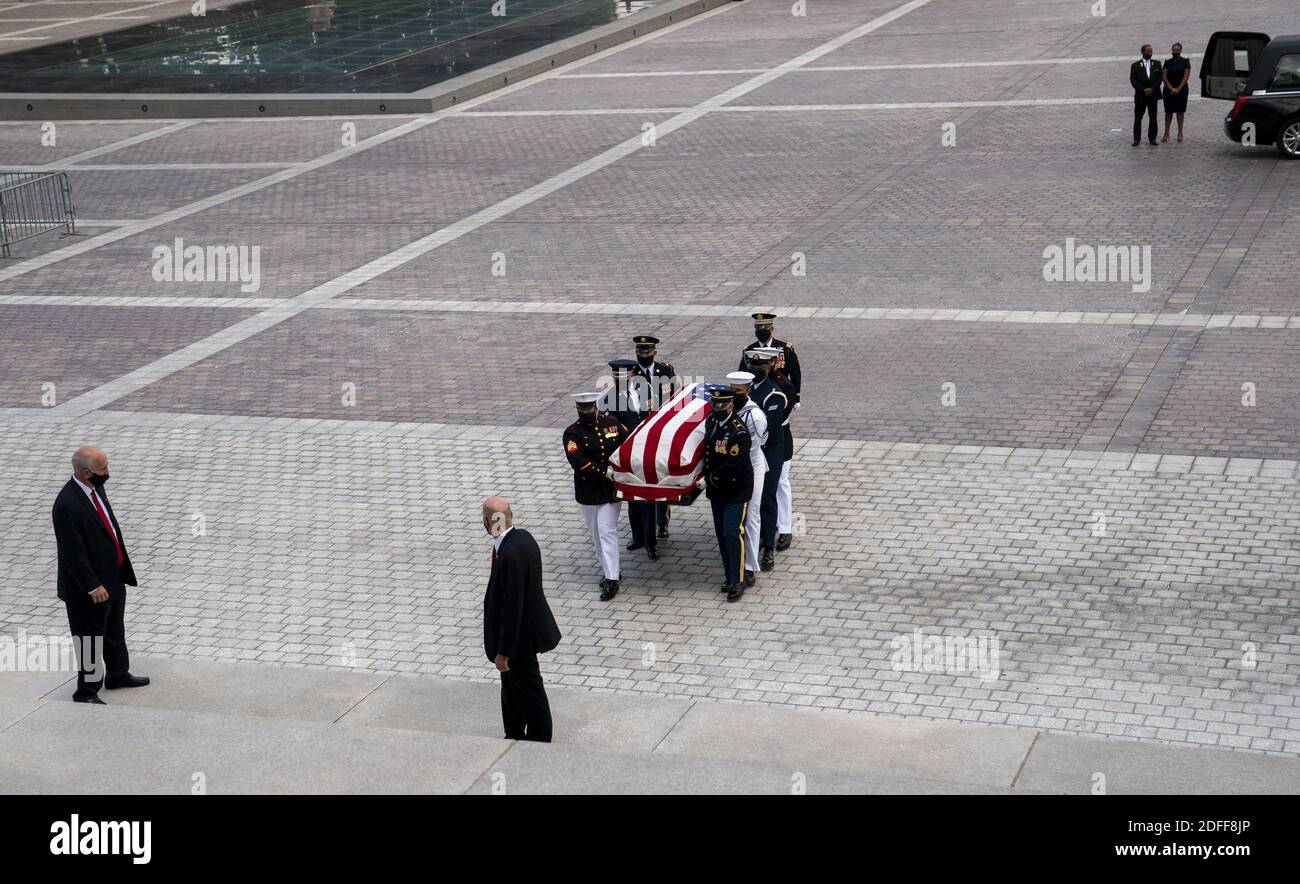 Il barattolo che porta il congressista John Lewis arriva sul fronte est del Campidoglio degli Stati Uniti dove il Rep. Lewis giace nello stato nella Capitol Rotunda e l'osservazione pubblica inizierà questo pomeriggio, lunedì 27 luglio 2020 a Washington, DC, USA. Foto di Doug Mills/piscina/ABACAPRESS.COM Foto Stock