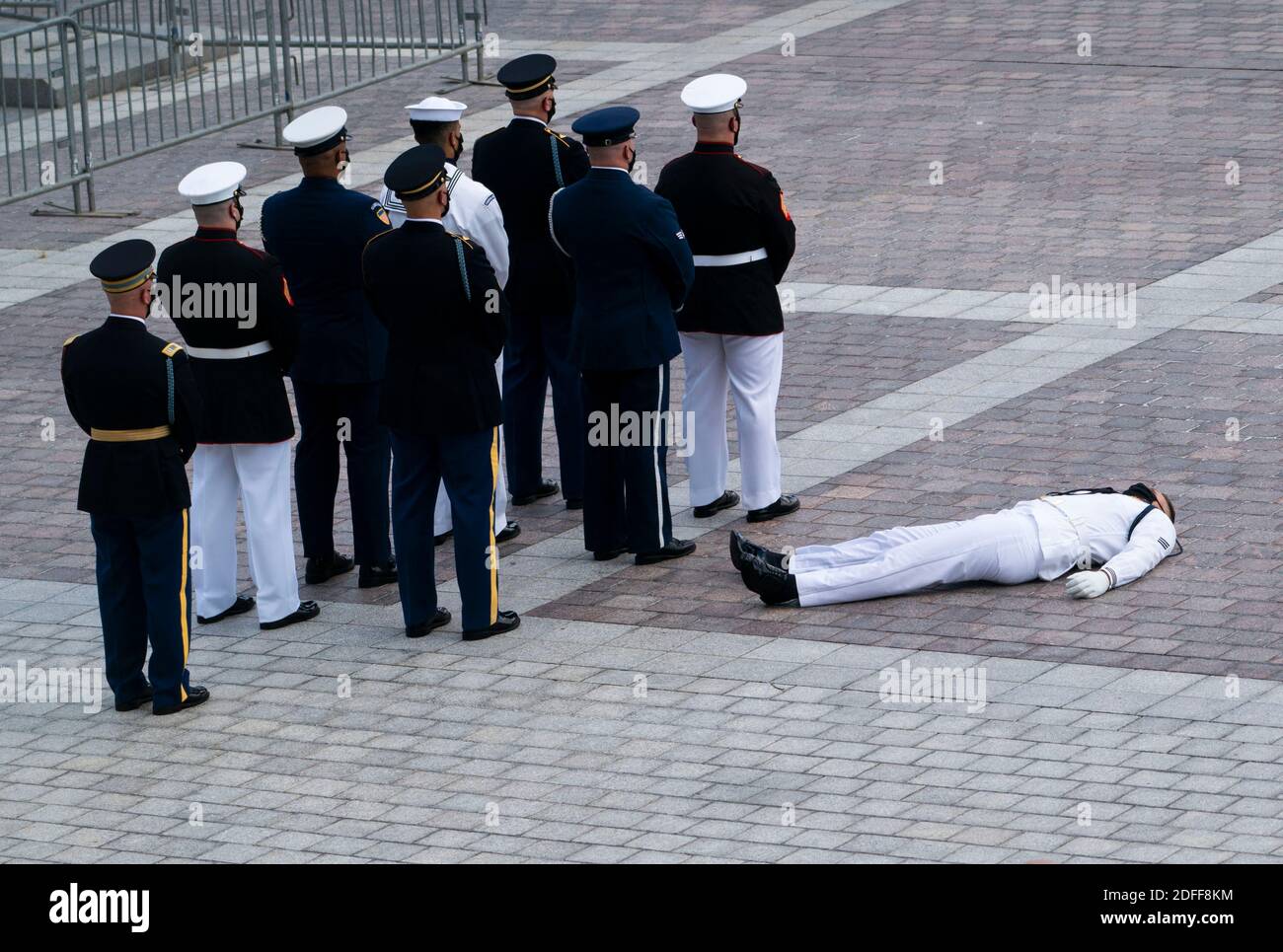 Un membro della Guardia d'onore è visto a terra dopo essere uscito a causa del calore estremo mentre hanno aspettato di trasferire il cofanetto che porta il congressista John Lewis sui gradini del fronte est del Campidoglio degli Stati Uniti dove il Rep. Lewis giace nello stato nel La Capitol Rotunda e le visite pubbliche inizieranno questo pomeriggio, lunedì 27 luglio 2020 a Washington, DC, USA. Foto di Doug Mills/piscina/ABACAPRESS.COM Foto Stock