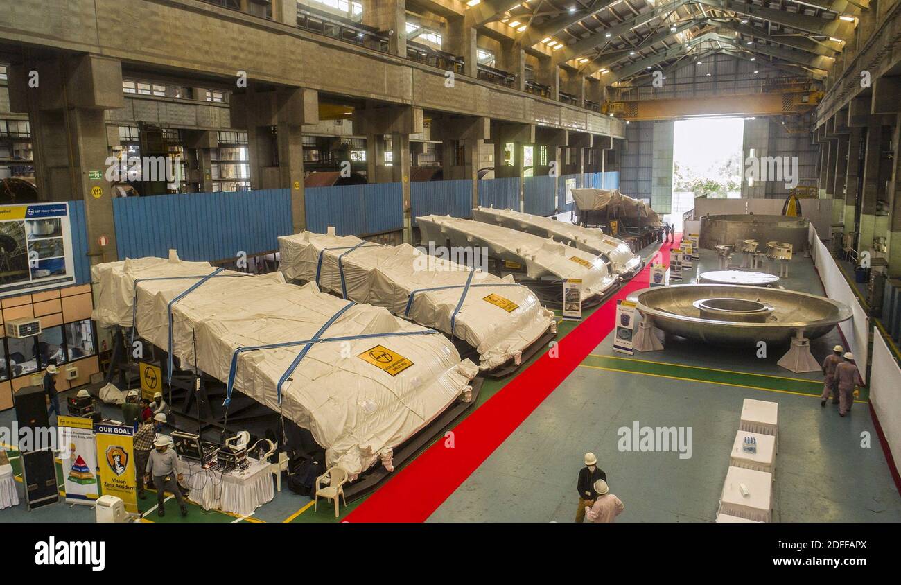 Foto dell'handout. I segmenti del coperchio superiore del criostato sono stati completati presso la fabbrica di Larsen & Toubro's Hazira, India, e preparati per la spedizione. È la fine di un'avventura industriale di otto anni per produrre i 54 segmenti del criostato ITER da 3,800 tonnellate. Foto di ITER via ABACAPRESS.COM Foto Stock