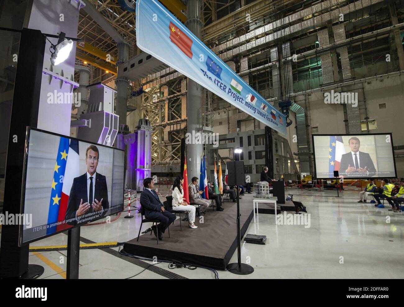 Foto dell'handout. I rappresentanti di alto livello di tutti i membri ITER si uniscono (praticamente) alla cerimonia di avvio dell'assemblea di ITER il 28 luglio 2020, ospitata dal presidente francese Emmanuel Macron. Il progetto giunge ad una nuova fase decisiva. Foto di ITER via ABACAPRESS.COM Foto Stock