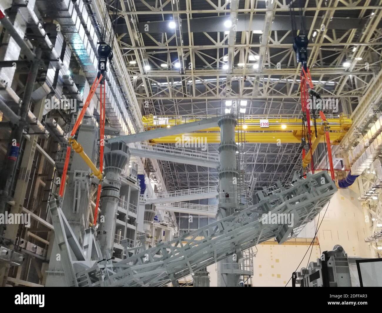 Foto dell'handout. Nell'ITER Assembly Hall, un'altra coppia di utensili di assemblaggio progettati e acquistati dalla Corea, i telai di protezione termica, sono sottoposti a test senza carico. Questi telai supportano pannelli alti di schermatura termica quando vengono sollevati in verticale per l'installazione degli utensili di sottoassemblaggio del settore. Foto di ITER via ABACAPRESS.COM Foto Stock