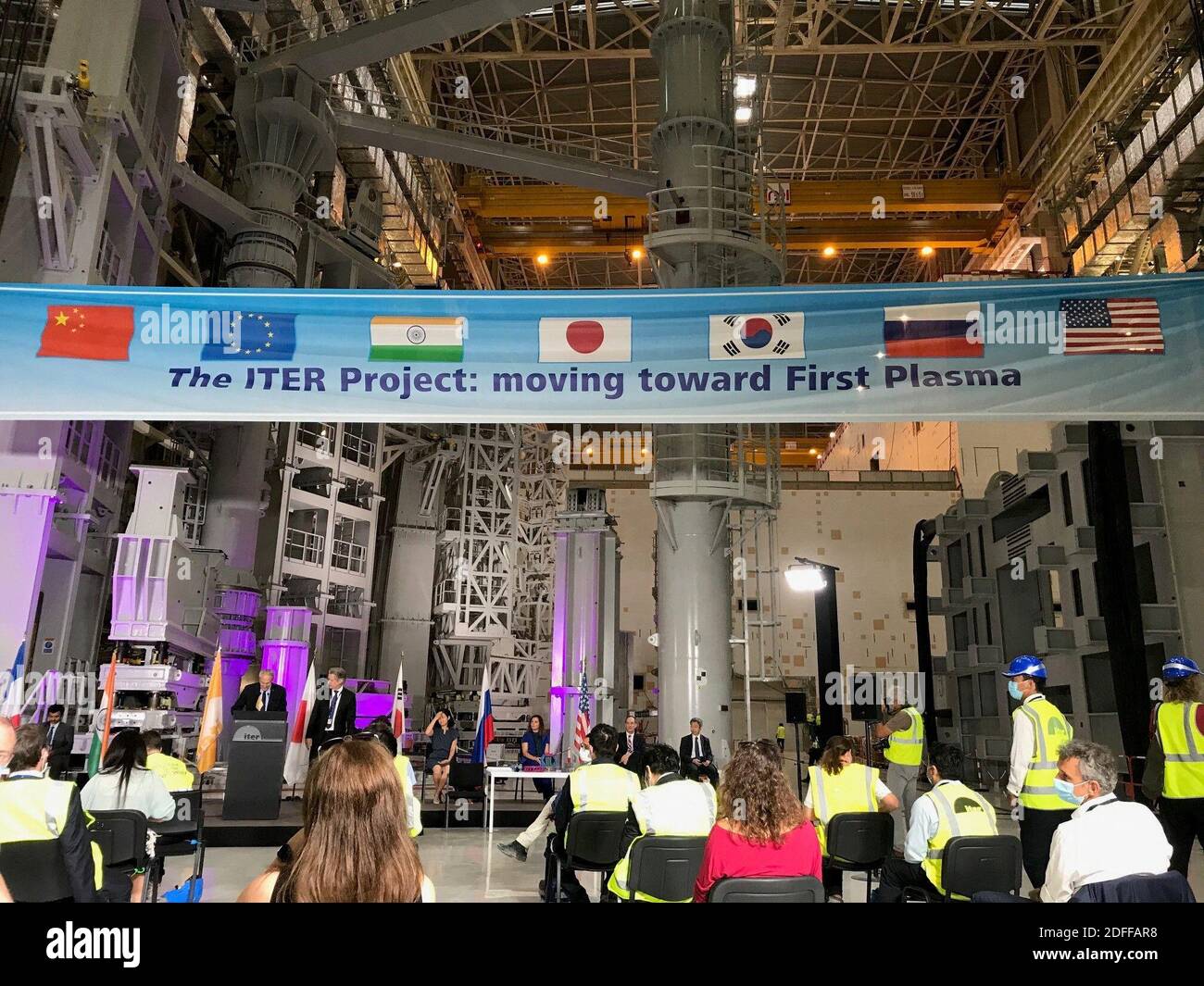 Foto dell'handout. I rappresentanti di alto livello di tutti i membri ITER si uniscono (praticamente) alla cerimonia di avvio dell'assemblea di ITER il 28 luglio 2020, ospitata dal presidente francese Emmanuel Macron. Il progetto giunge ad una nuova fase decisiva. Foto di ITER via ABACAPRESS.COM Foto Stock