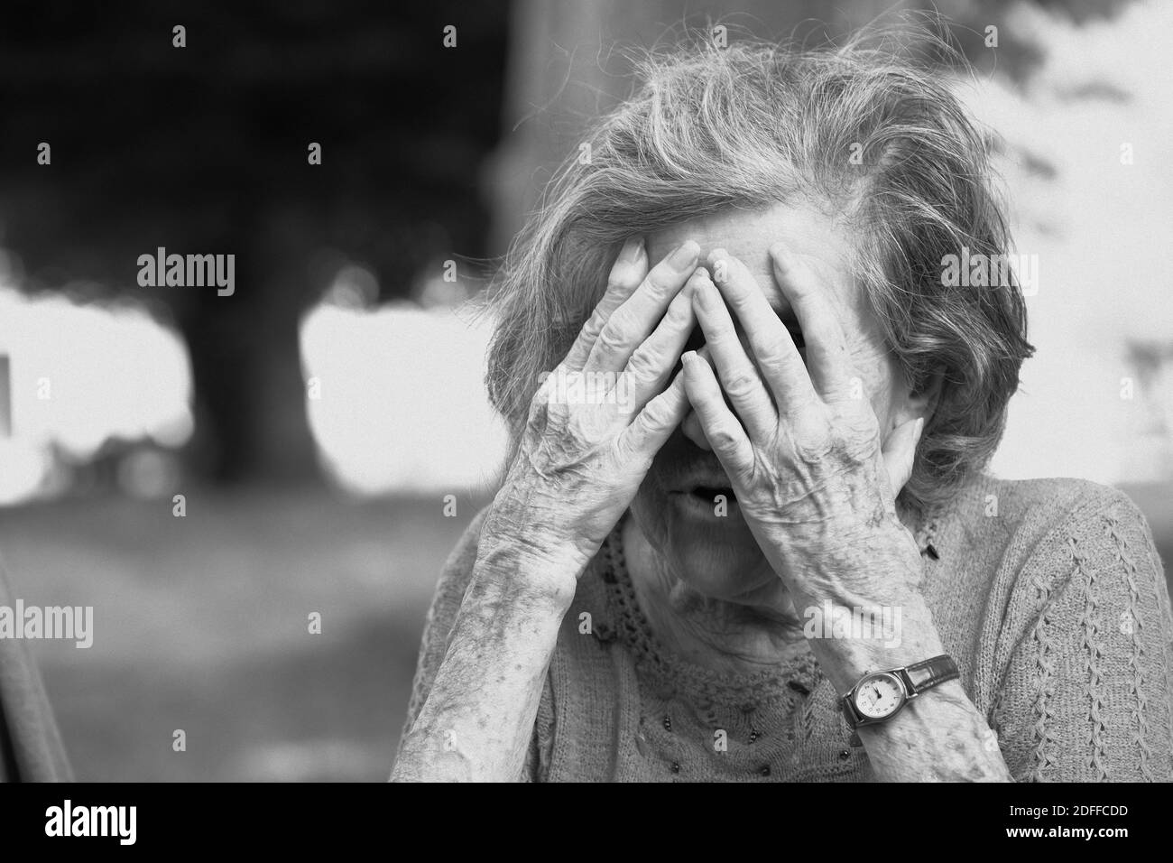 Anziano in una casa di riposo quotidiana - EPHAD ad Antrevaux, Francia il 28 luglio 2020, durante il periodo della pandemia del covid-19. Foto di JMP/ABACAPRESS.COM Foto Stock