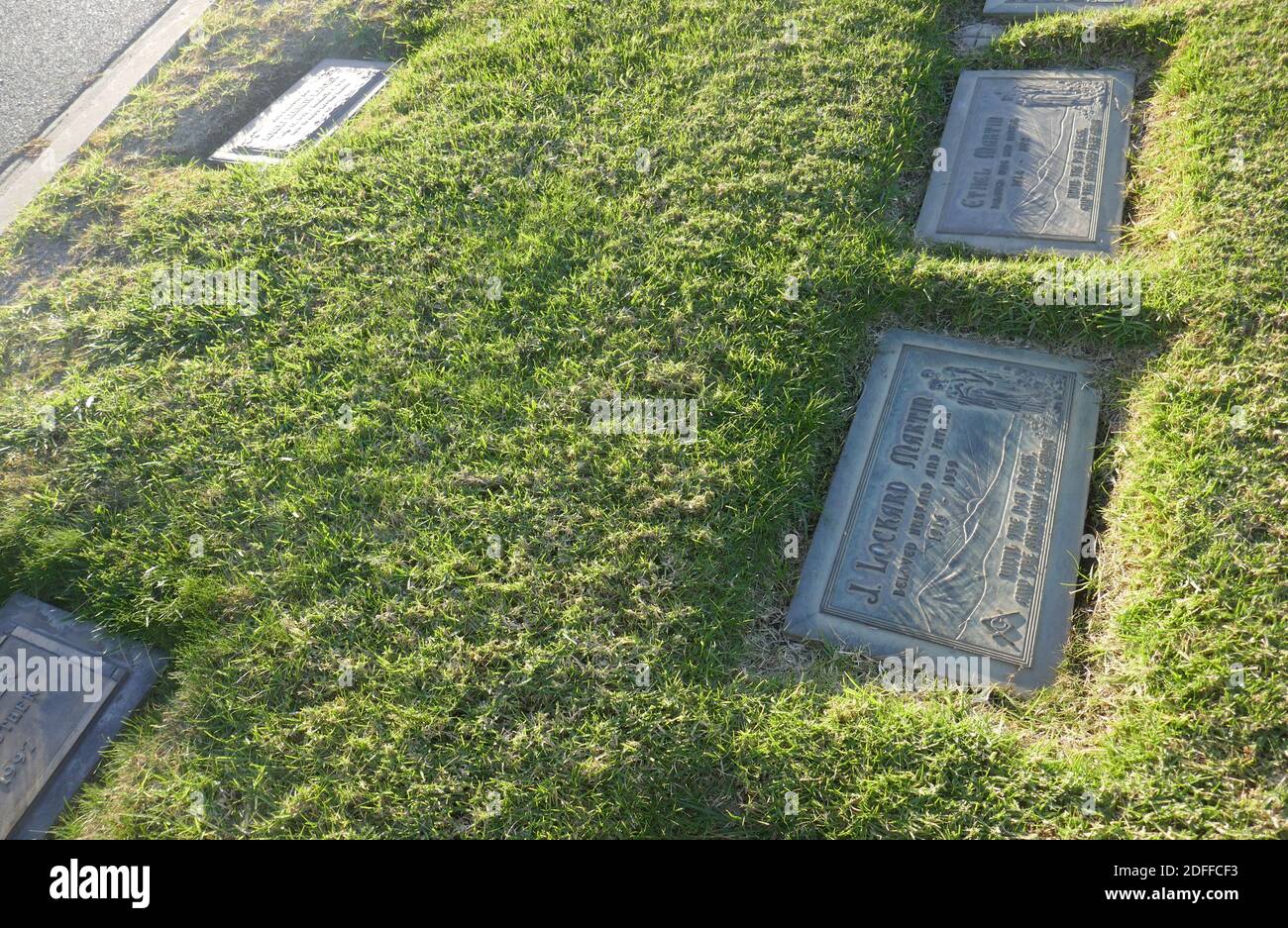 Los Angeles, California, USA 3 dicembre 2020 UNA visione generale dell'atmosfera di Actor Lock Martins grave, vero nome Joseph Lockard Martin Jr. A Forest Lawn Memorial Park Hollywood Hills il 3 dicembre 2020 a Los Angeles, California, USA. Foto di Barry King/Alamy Stock foto Foto Stock