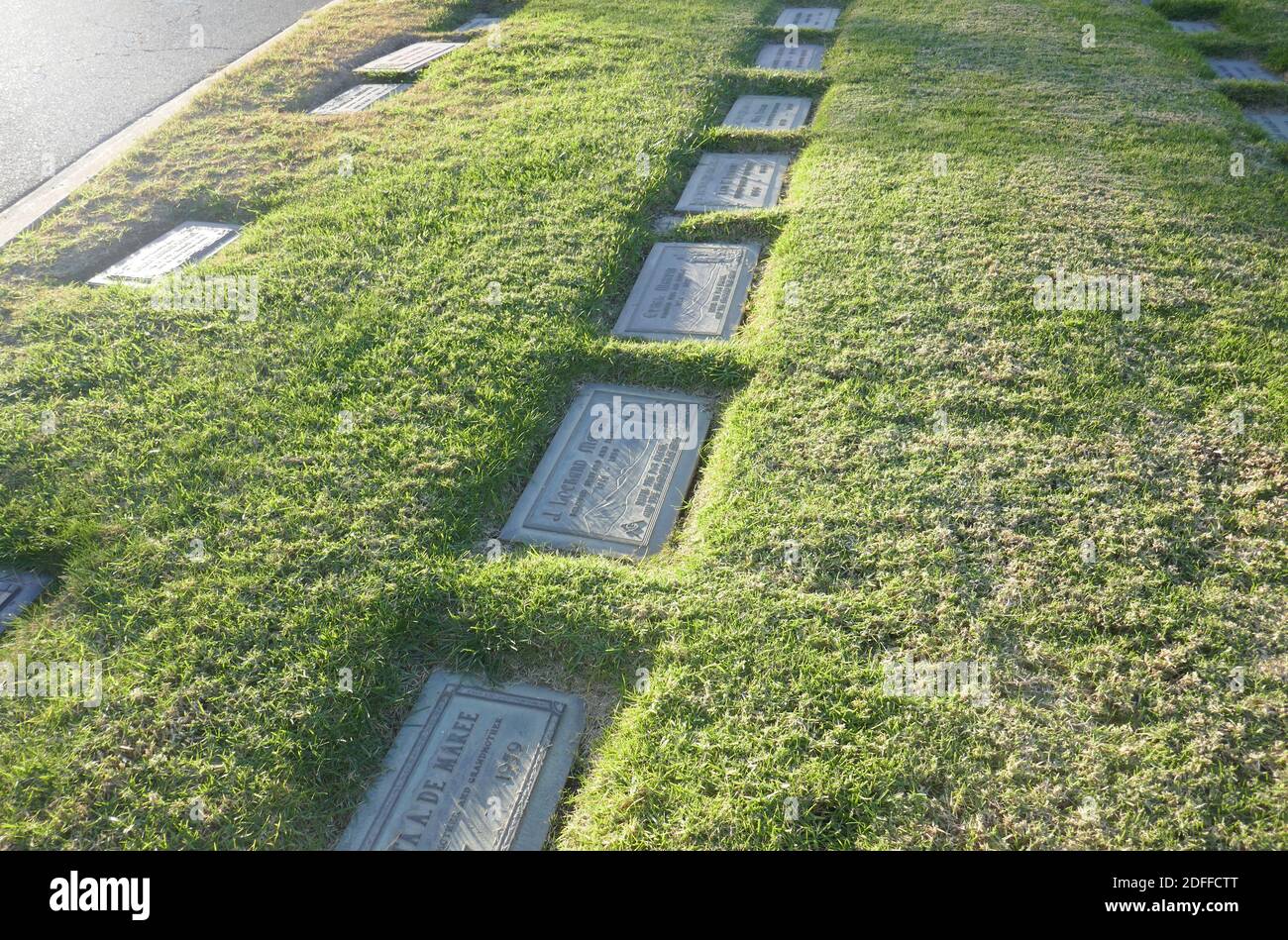 Los Angeles, California, USA 3 dicembre 2020 UNA visione generale dell'atmosfera di Actor Lock Martins grave, vero nome Joseph Lockard Martin Jr. A Forest Lawn Memorial Park Hollywood Hills il 3 dicembre 2020 a Los Angeles, California, USA. Foto di Barry King/Alamy Stock foto Foto Stock