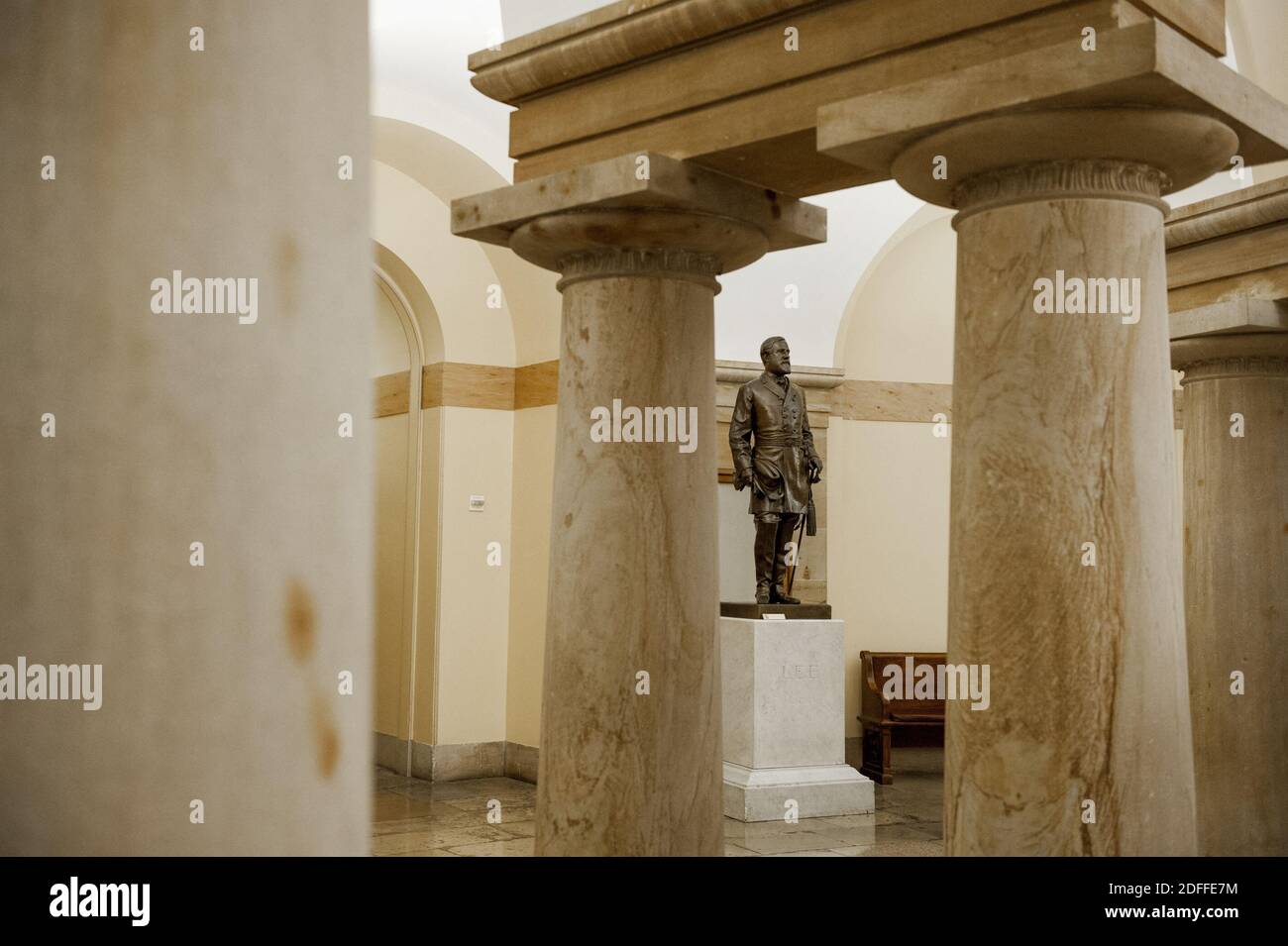 Questa statua del generale Robert E. Lee fu donata alla National Statuary Hall Collection dal Commonwealth della Virginia nel 1909 e si trova nella cripta del Campidoglio degli Stati Uniti a Washington, DC., venerdì 31 luglio 2020. Lee frequentò l'accademia militare degli Stati Uniti (West Point) e servì durante la guerra messicana. In seguito fu comandante dell'esercito degli stati confederati d'America (CSA) durante la guerra civile americana. Ha vissuto dal 19 gennaio 1807 al 12 ottobre 1870. Foto di Rod Lamkey/CNP/ABACAPRESS.COM Foto Stock